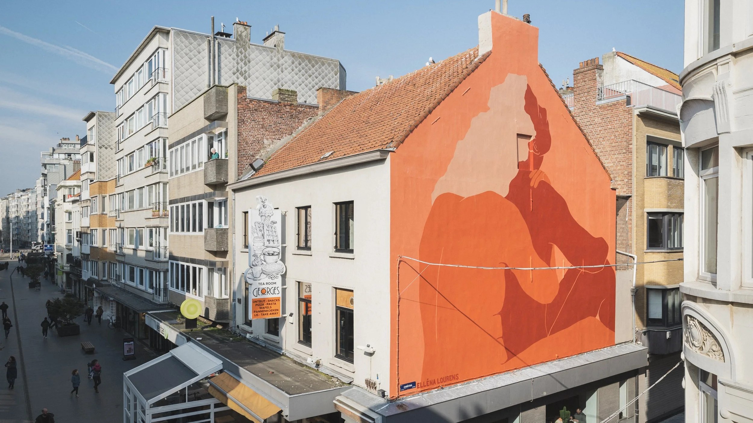 Et af Elléna Lourens' tidligere gavlmalerier i Belgien. Den sydafrikanske kunstner er kendt for sit poetiske formsprog, organiske linjer og varme jordfarver, som nu også kommer til Esbjerg. Pressefoto.