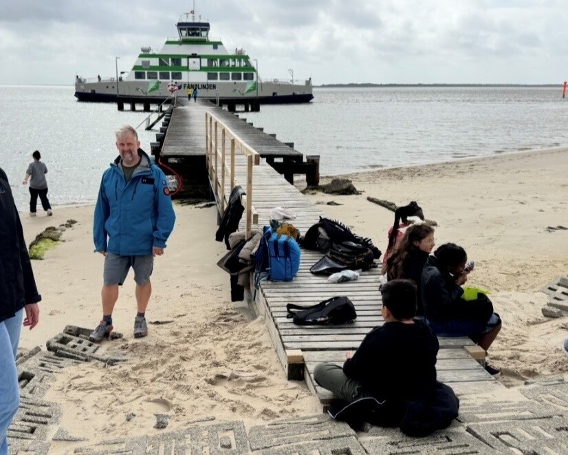 Børnemiljøambassadørerne fra Bakkeskolen afsluttede deres miljøforløb med en tur til Fanø, hvor affaldsindsamling og naturoplevelser gik hånd i hånd. Foto: Privat
