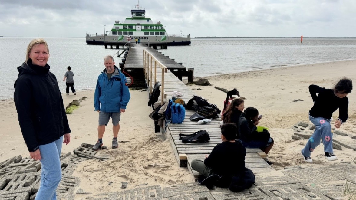 Børnemiljøambassadørerne fra Bakkeskolen afsluttede deres miljøforløb med en tur til Fanø, hvor affaldsindsamling og naturoplevelser gik hånd i hånd. Foto: Privat