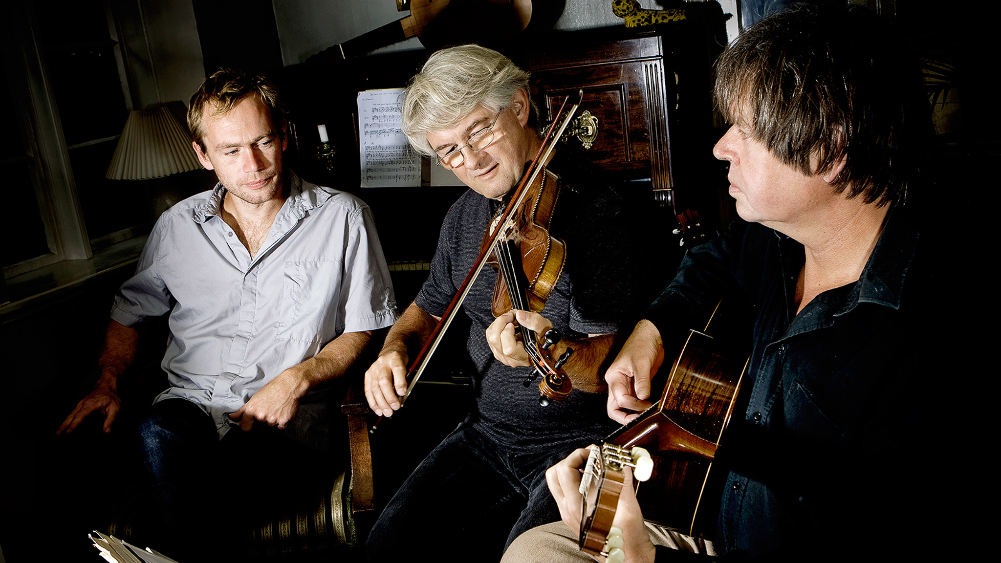 Klassisk guitar, violin og poesi mødes i Det Yderste Hav. Sammen med Peter Uhrbrand og Jeppe Brixvold har Jørgen Bjørslev gennem en årrække givet nyt liv til Fanøs unikke folkemusiktradition.