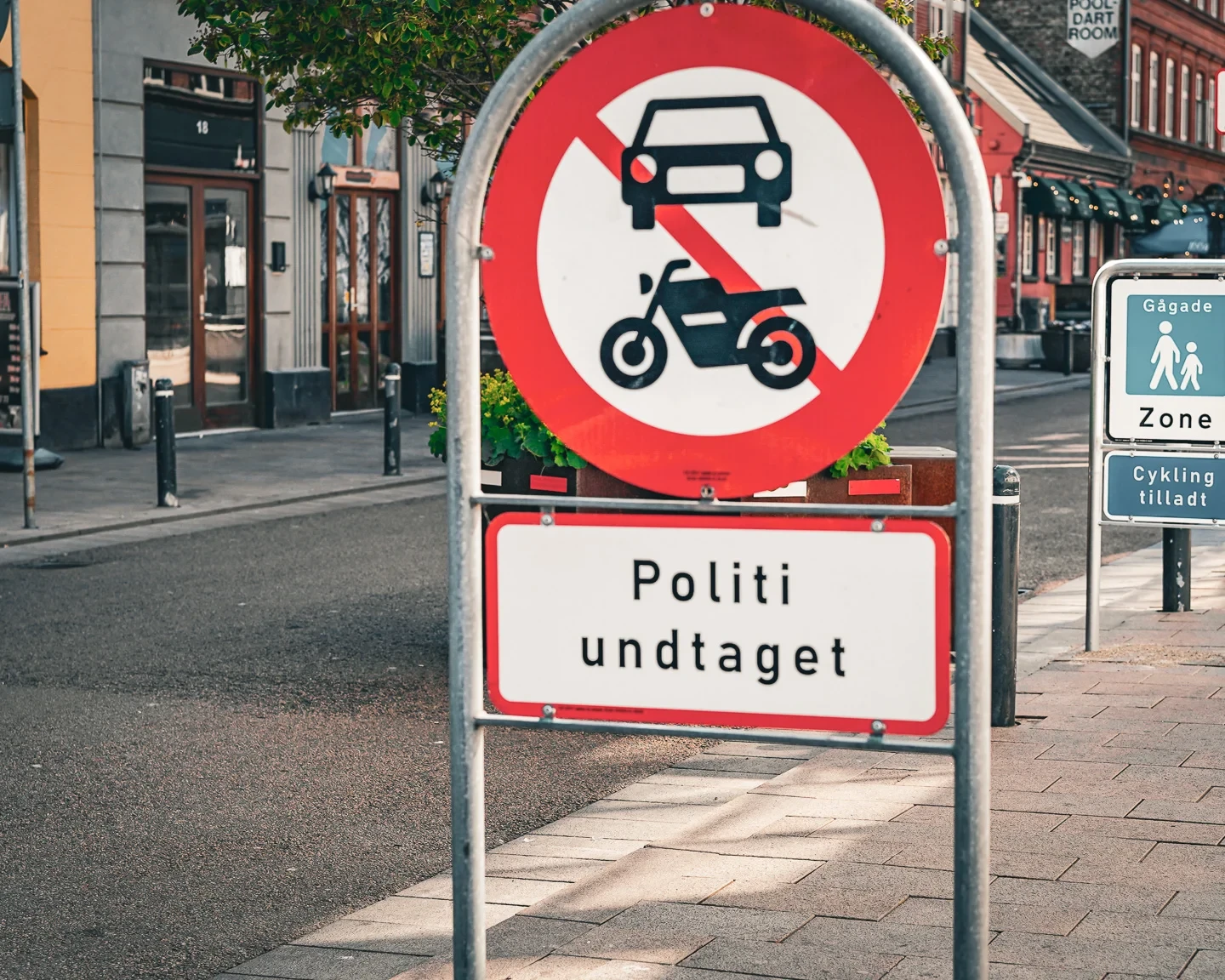 Kun politiet må køre ind fra Kirkegade og Englandsgade. Fra Kirkegade er varekørsel tilladt kl. 7-12. Foto: Fjodor Pedersen.