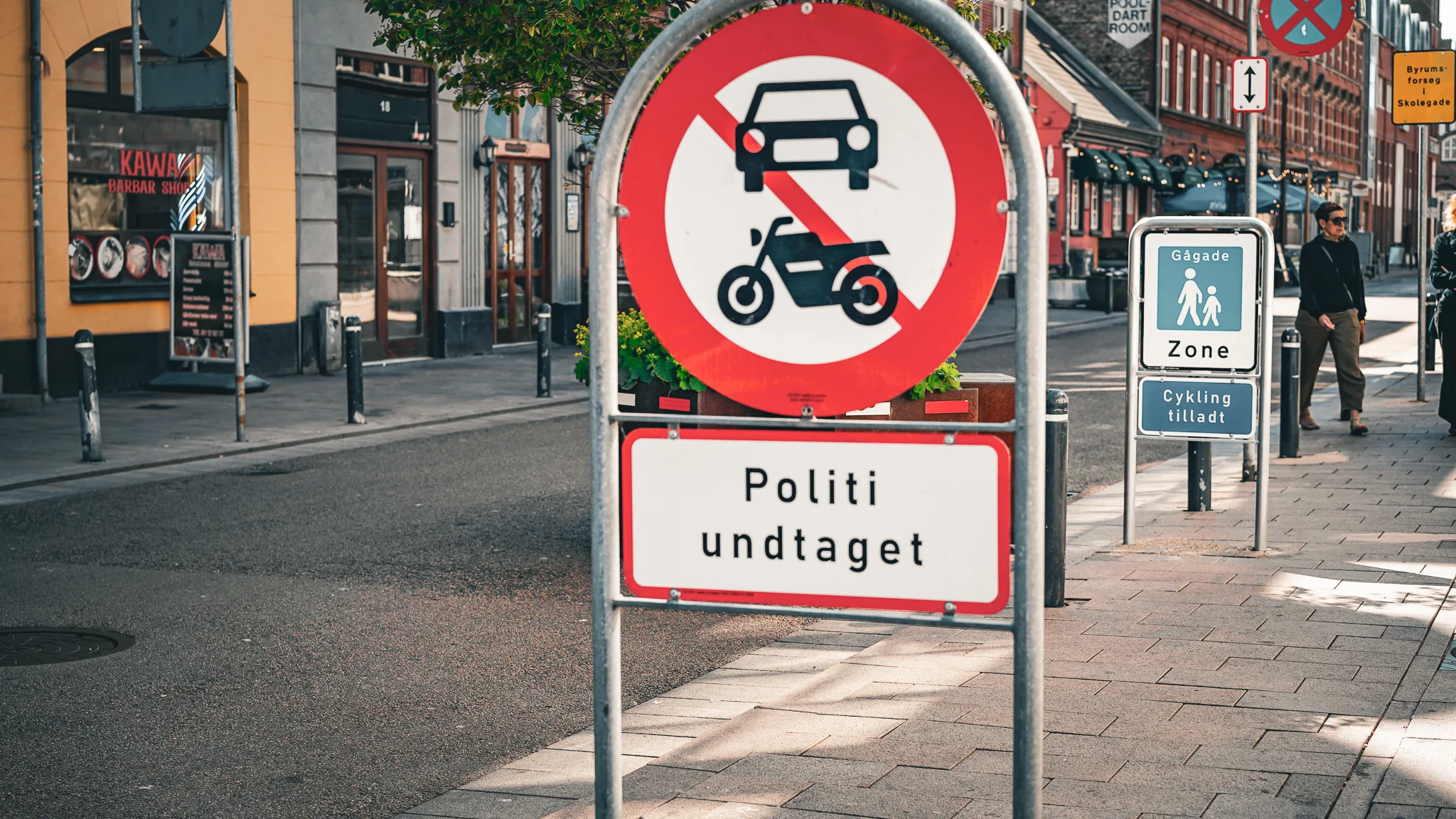 Kun politiet må køre ind fra Kirkegade og Englandsgade. Fra Kirkegade er varekørsel tilladt kl. 7-12. Foto: Fjodor Pedersen.
