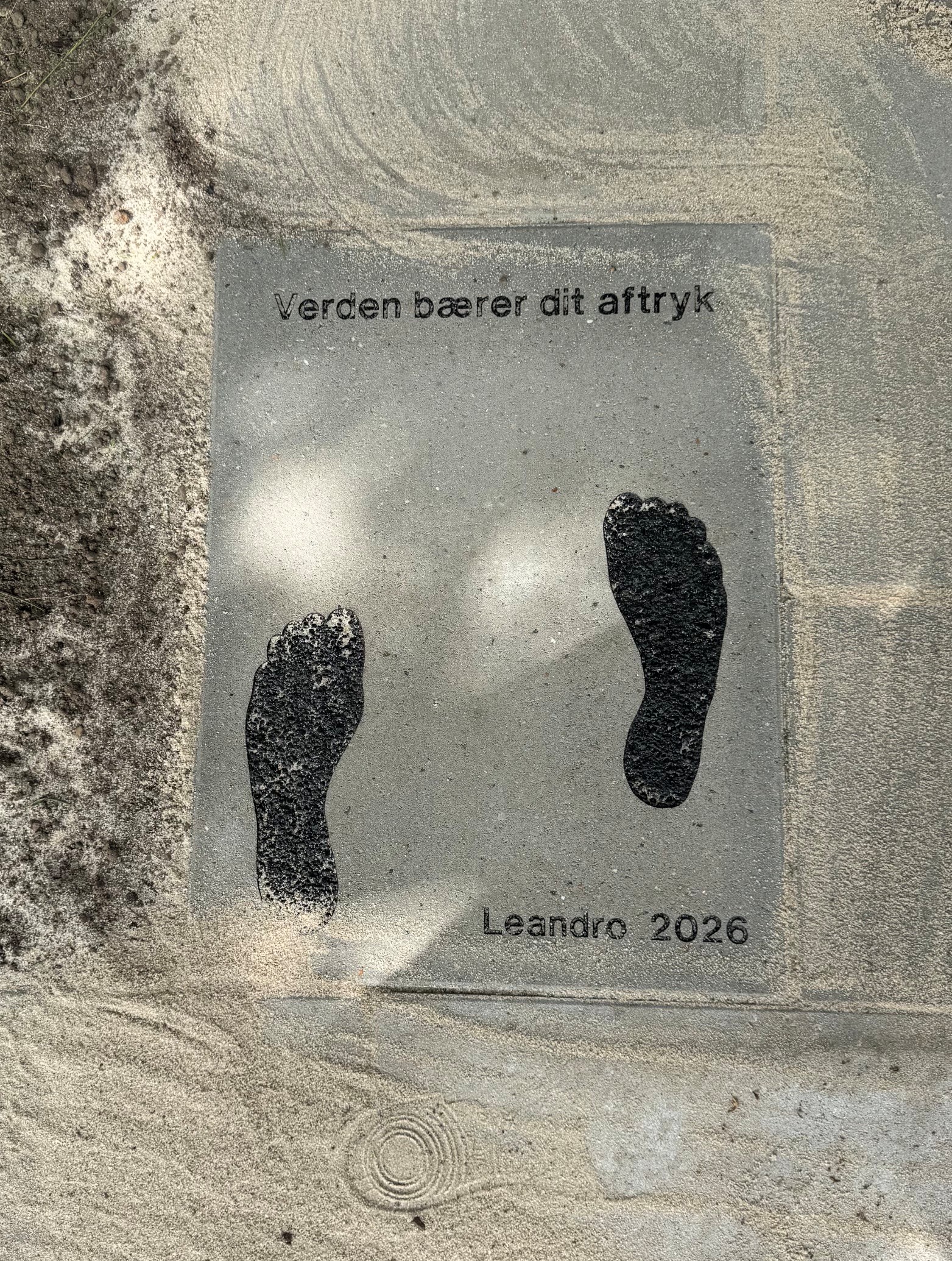 ”Verden bærer dit aftryk” står der på en af de betonfliser, der er en del af den nye brasilianske fodboldpark ved Bakkeskolen.