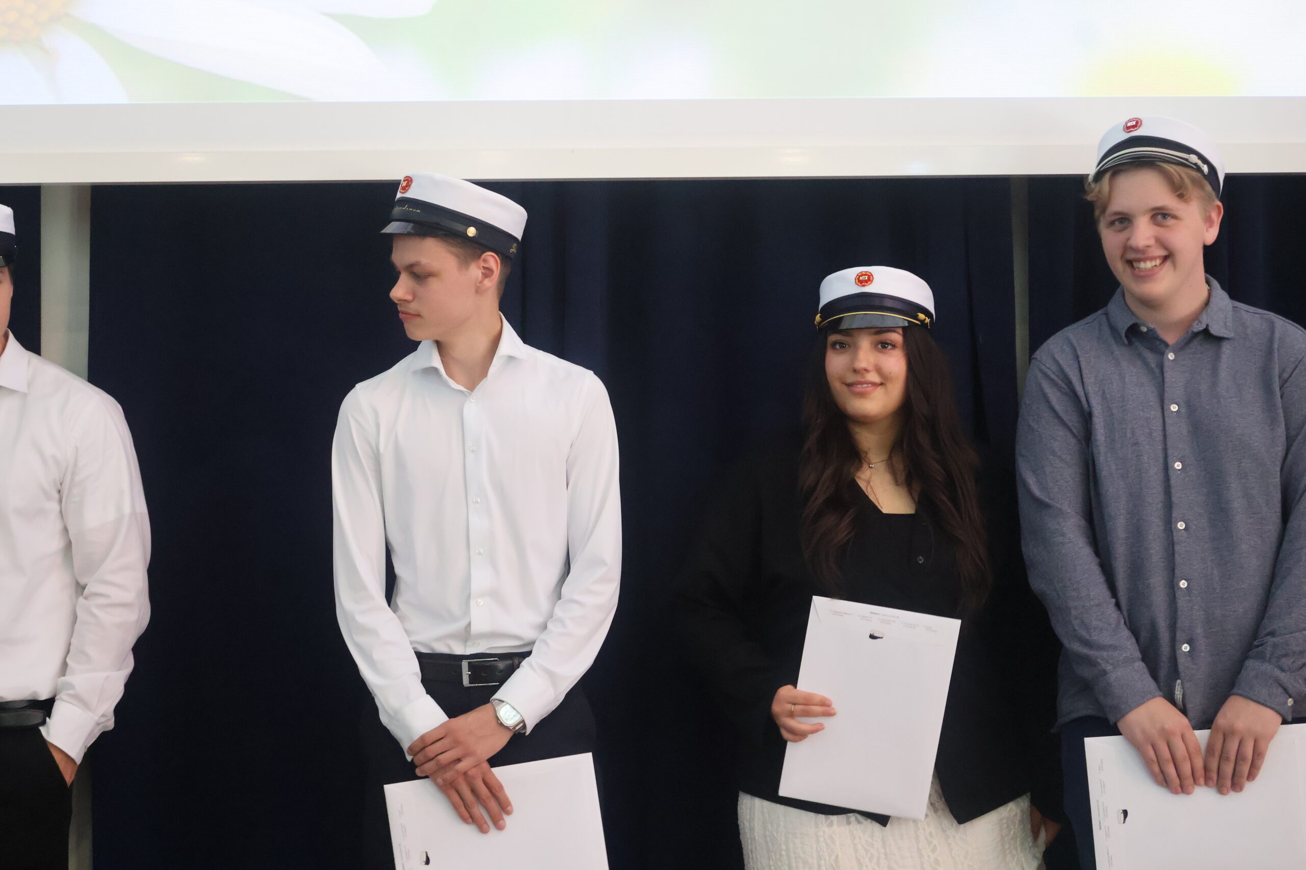 Tre af de 13 legatmodtagere fra Rybners Almene Gymnasium og Handelsgymnasium, der blev hædret for faglige præstationer og engagement i skolens fællesskab. Foto: Rybners.
