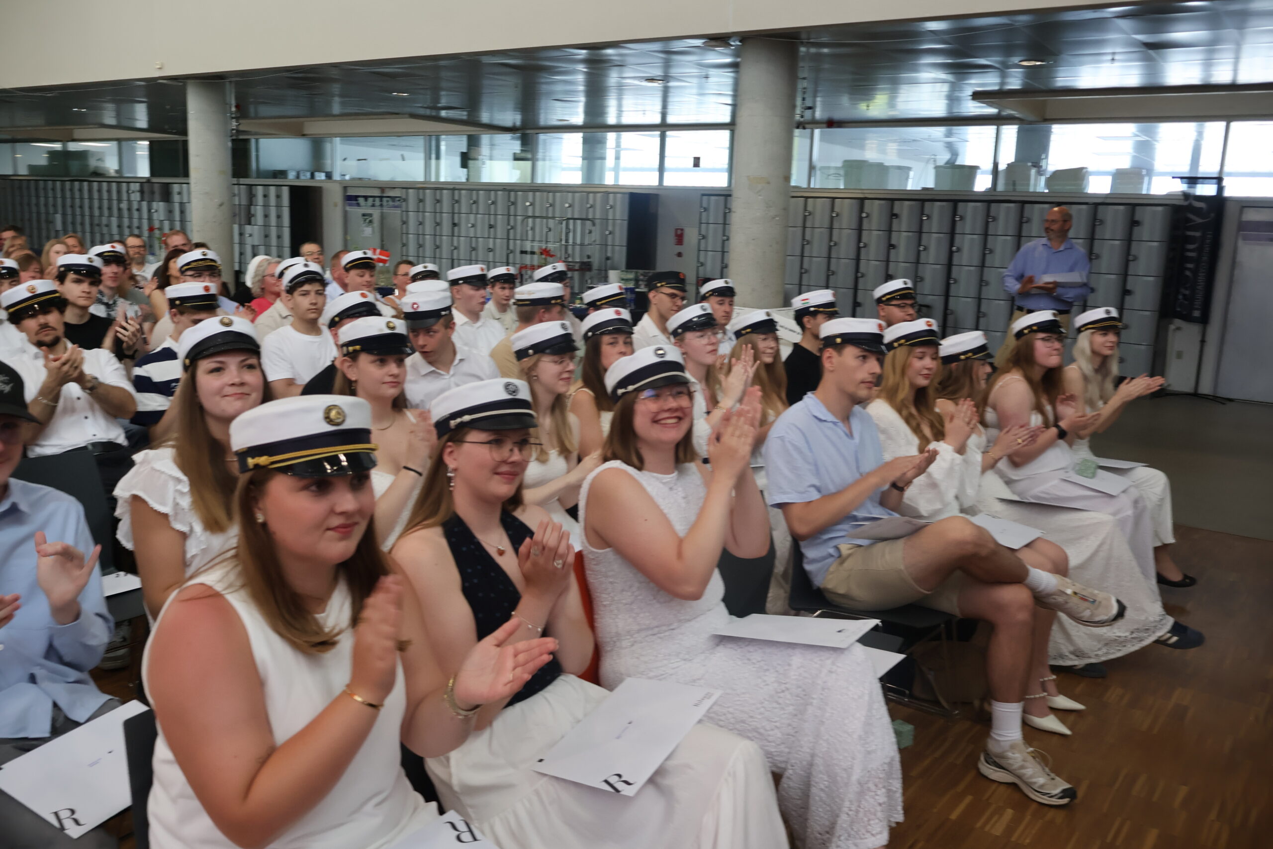 Legatuddelingen ved translokationen er en tradition, Rybners har videreført fra Esbjerg Statsskole. Foto: Rybners.