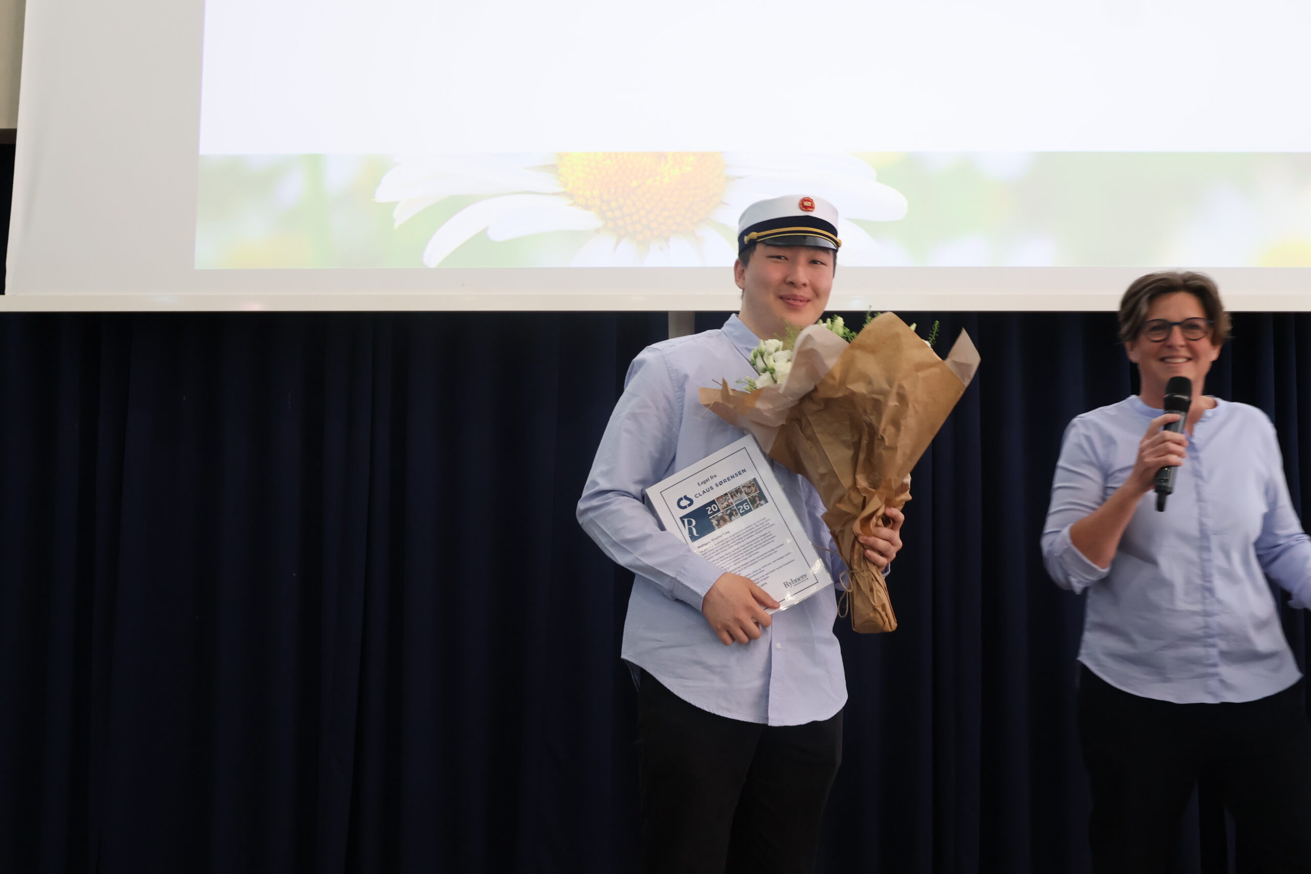 Minghao Yang modtog Claus Sørensen Groups studenterlegat ved årets HTX-dimission. Foto: Rybners.