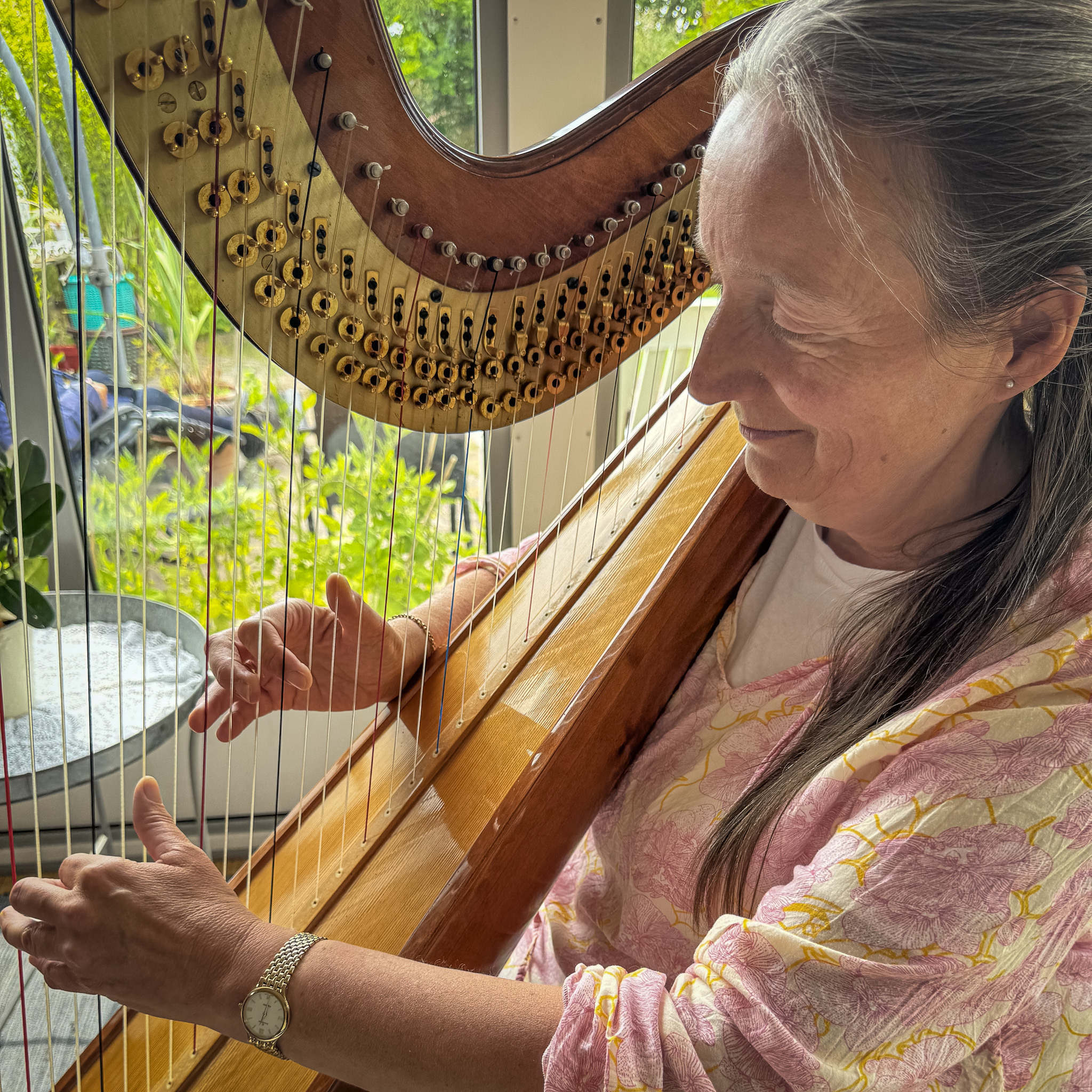 Fingrene arbejder direkte på strengene, og som på andre strengeinstrumenter kræver det både teknik, øvelse og tålmodighed at mestre instrumentet. Privatfoto.