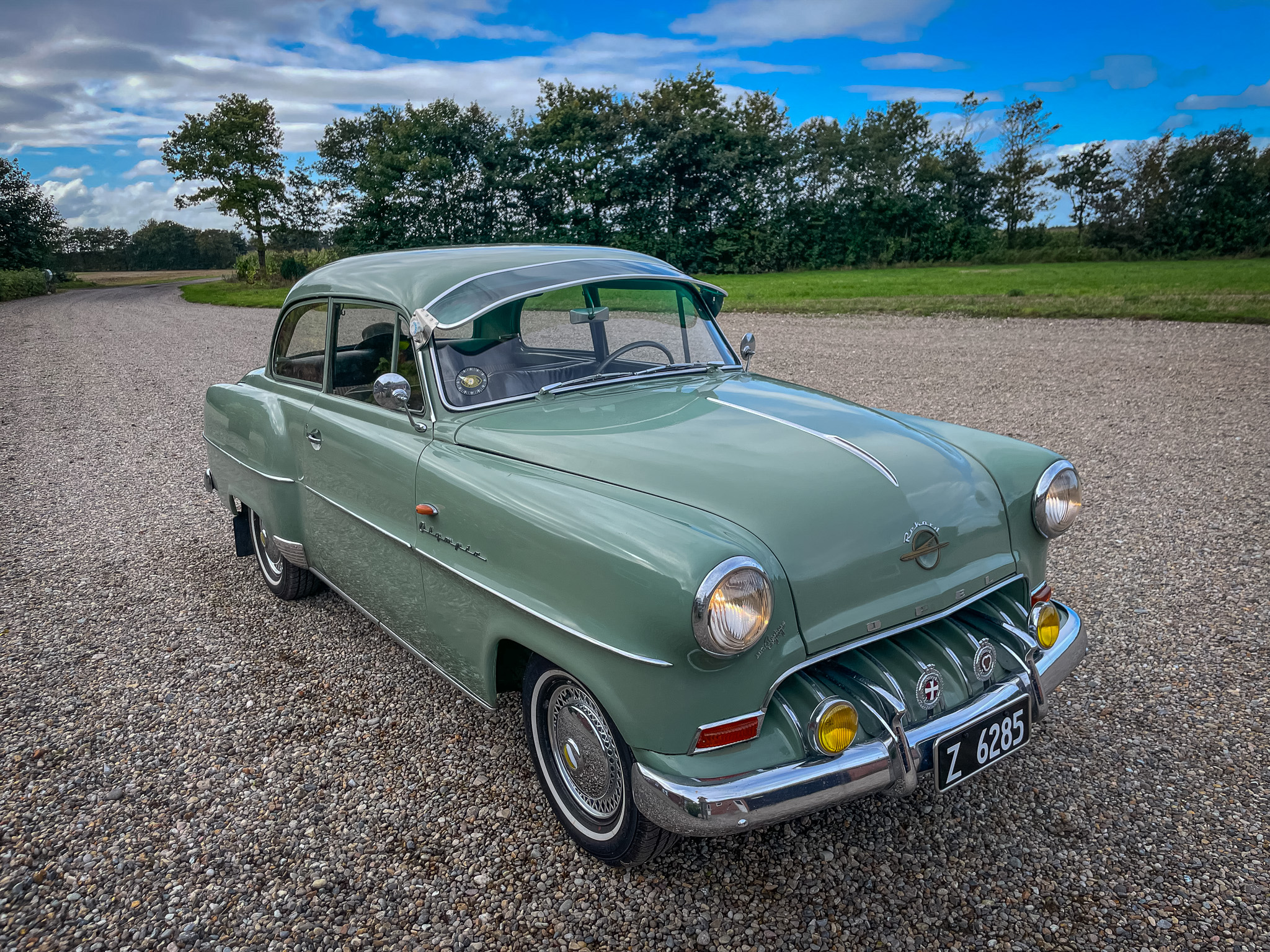 Den grønne Opel Olympia Rekord fra 1953 er mere end blot en veteranbil. Den har en helt særlig historie og knytter bånd mellem generationer af bilentusiaster. Privatfoto.