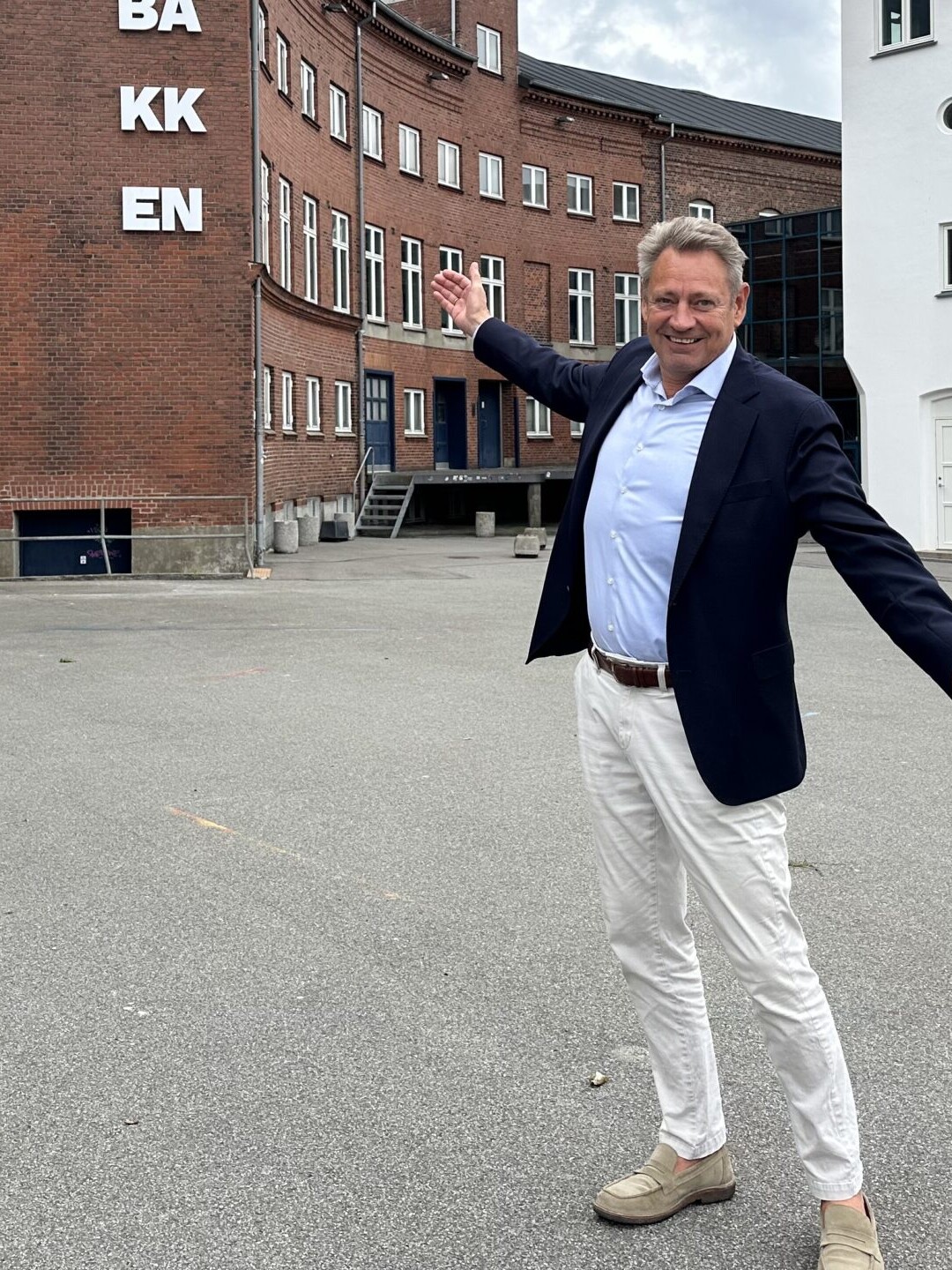 Tobakkens direktør Torben Seldrup glæder sig til at byde velkommen til den første udgave af Sommer på Tobakken, der skal skabe liv, fællesskab og kultur på pladsen foran spillestedet. PR-foto.