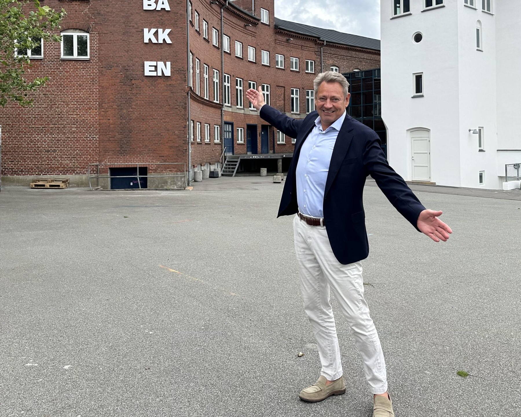 Tobakkens direktør Torben Seldrup glæder sig til at byde velkommen til den første udgave af Sommer på Tobakken, der skal skabe liv, fællesskab og kultur på pladsen foran spillestedet. PR-foto.