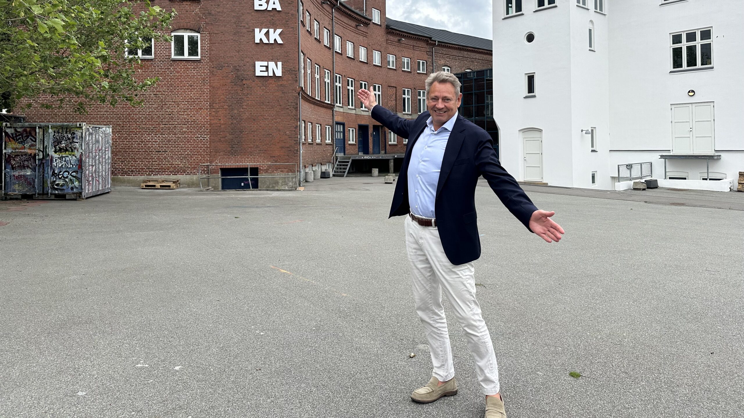 Tobakkens direktør Torben Seldrup glæder sig til at byde velkommen til den første udgave af Sommer på Tobakken, der skal skabe liv, fællesskab og kultur på pladsen foran spillestedet. PR-foto.