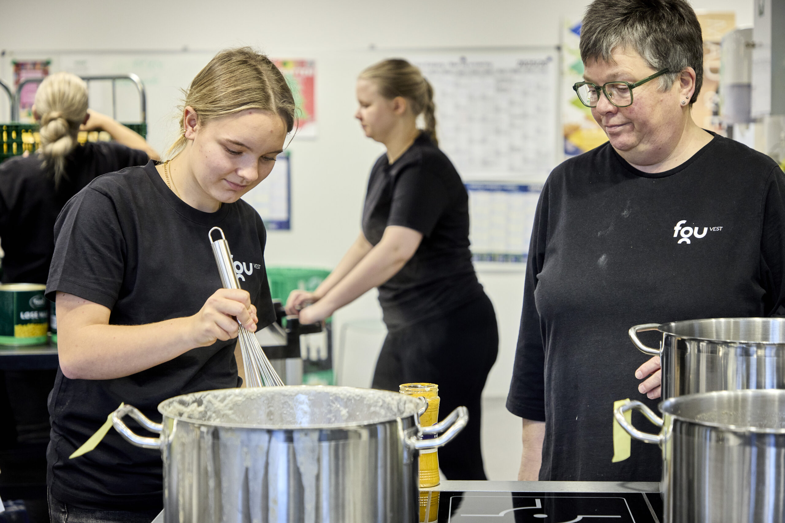 Praktisk undervisning er en vigtig del af hverdagen på FGU Vest. Den praksisnære tilgang er med til at styrke både færdigheder, selvtillid og fællesskab blandt eleverne. Pressefoto.