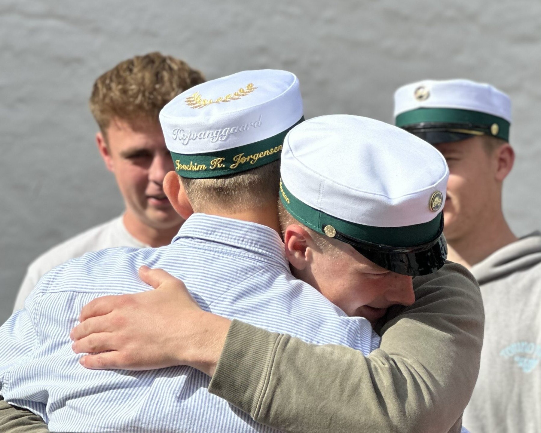 Glæden var ikke til at tage fejl af, da familie og venner stod klar med blomster og kram efter overrækkelsen af eksamensbeviserne.