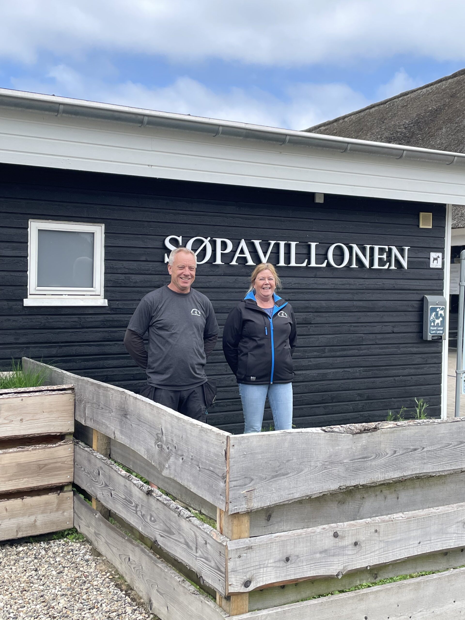 Anette Kirkegaard og Knud Erik Chrestensen søger nu den rette forpagter til at videreføre Søpavillonen fra foråret 2027. PR-foto.