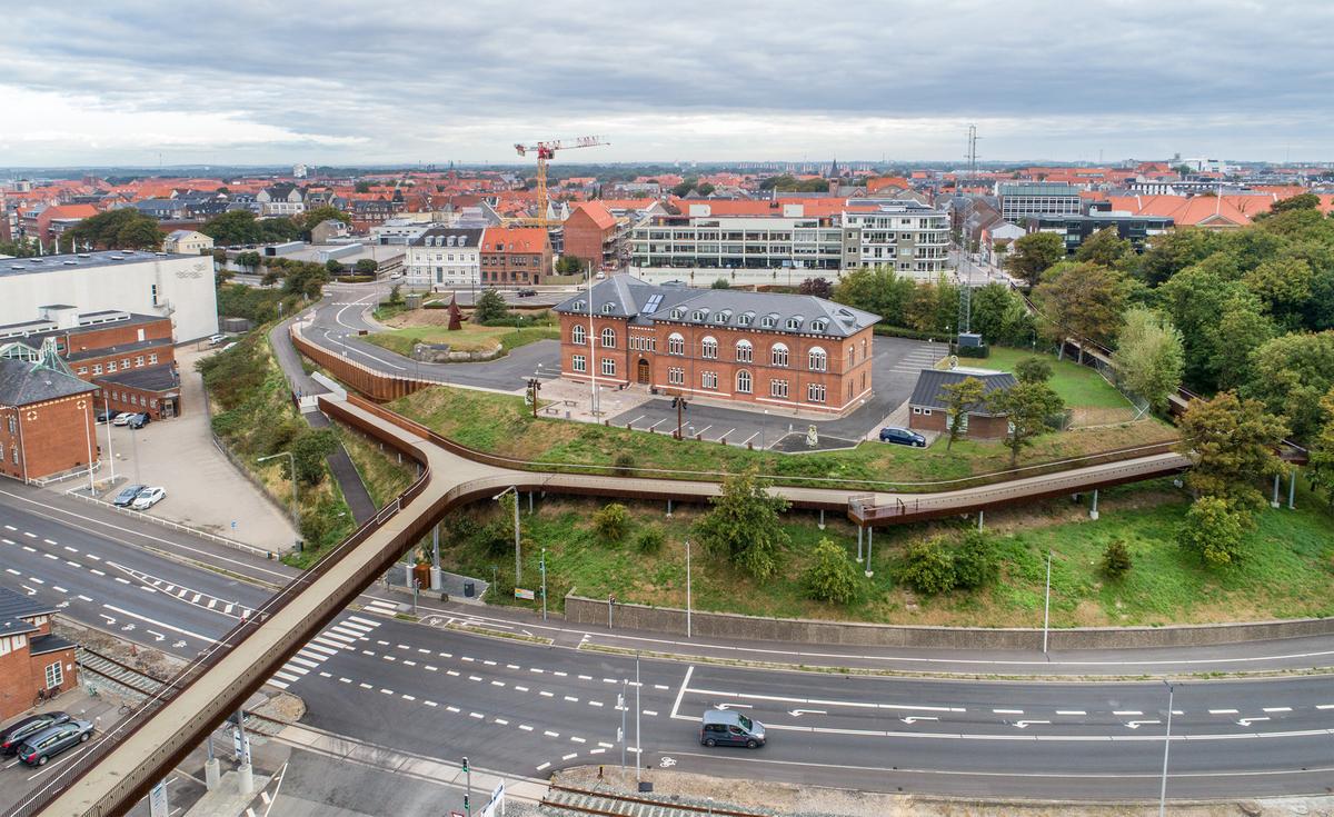 Broforbindelsen Landgangen mellem Esbjerg by og havn, der går fra Havnegade over Hulvejen og Toldbodvej til Dokhavnen, er her set fra drone. Midt i billedet ses Esbjerg Havns administrationsbygning og med Esbjerg i baggrunden. Foto: Esbjerg Kommune.