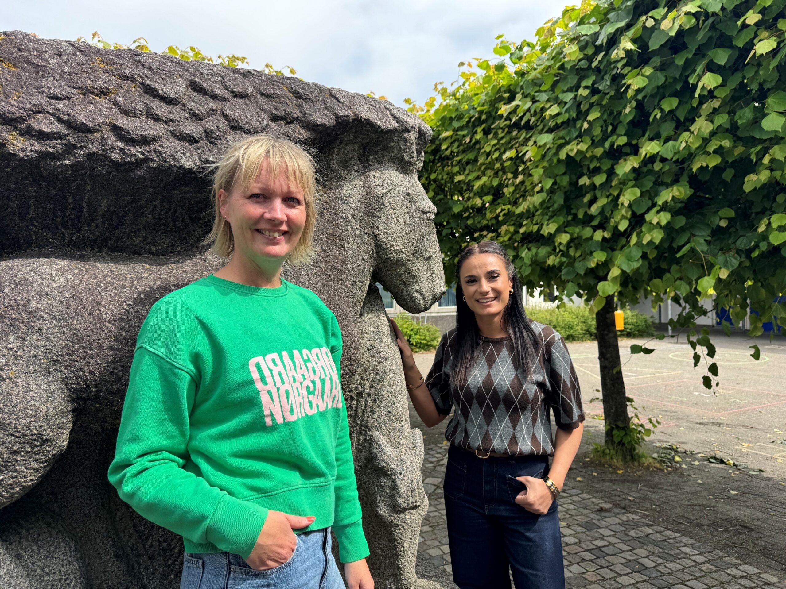 Hiba El-Souki, pædagogisk leder af Fritids- og Ungdomsklub Ringgården på Bakkeskolen, og Rikke Haulrich Damgaard fra Bydelsprojekt 3i1 glæder sig til at byde hele Esbjerg velkommen til Bazardag på lørdag.