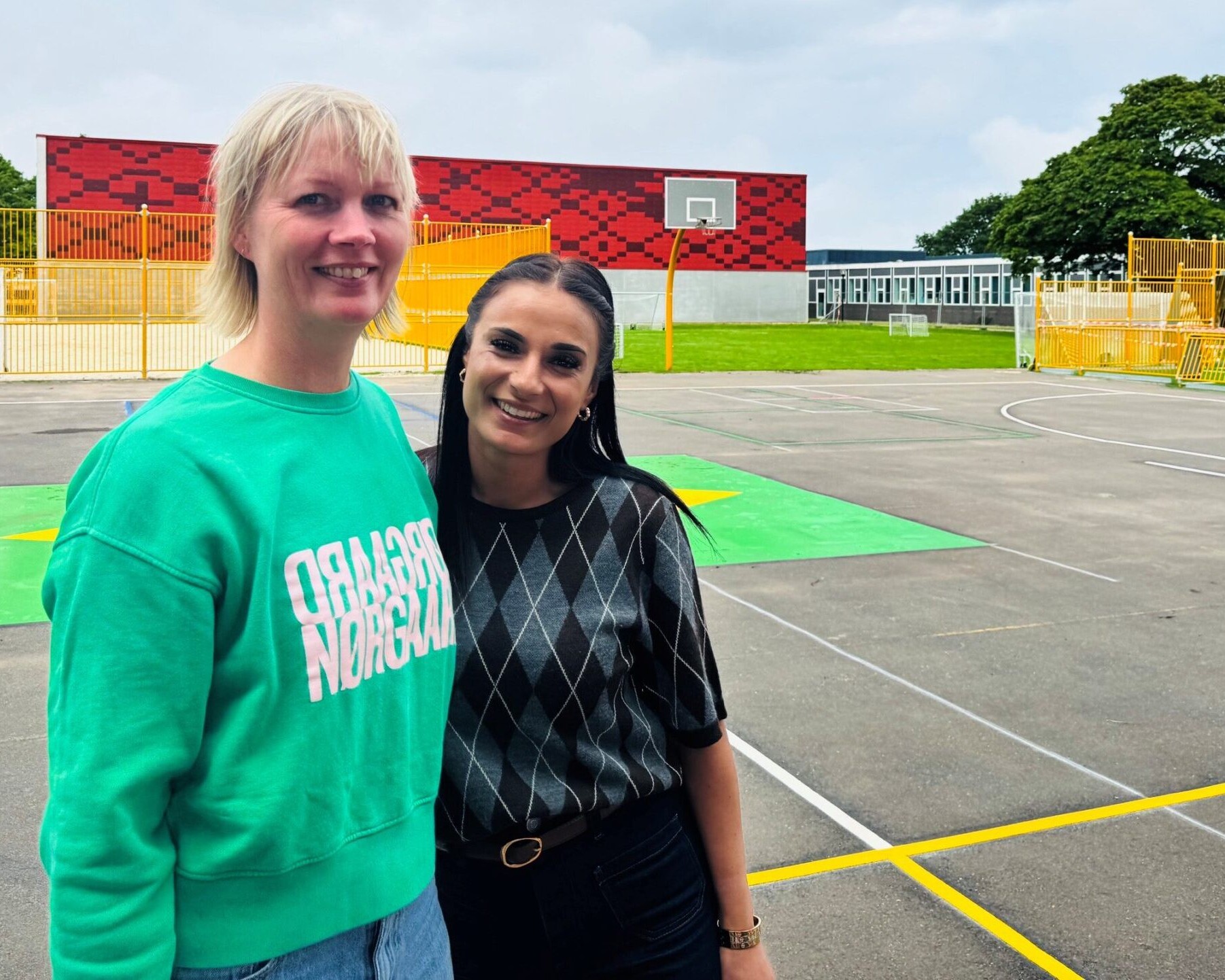 Hiba El-Souki fra Bakkeskolen og Rikke Haulrich Damgaard fra Bydelsprojekt 3i1 glæder sig til at byde hele Esbjerg velkommen til Bazardag på lørdag.