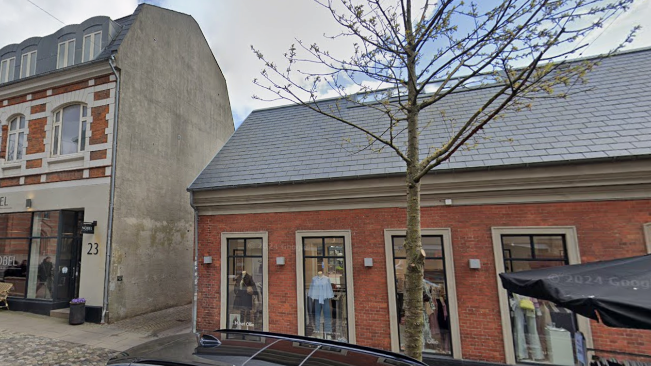 Den tomme gavl ved Kirkegade 23 i Kosmorama Karreen bliver snart forvandlet til et nyt permanent kunstværk, når den sydafrikanske kunstner Elléna Lourens går i gang under Gadens Museum Festival. Foto: Google Street View.