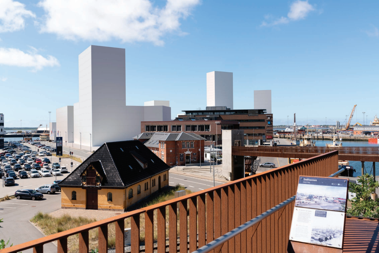 Sådan kan udsigten fra Landgangen komme til at se ud. De to bevaringsværdige bygninger 'Det Gule Palæ' og Gl. Havn bliver, hvor de er. Illustration: CF Archtects.