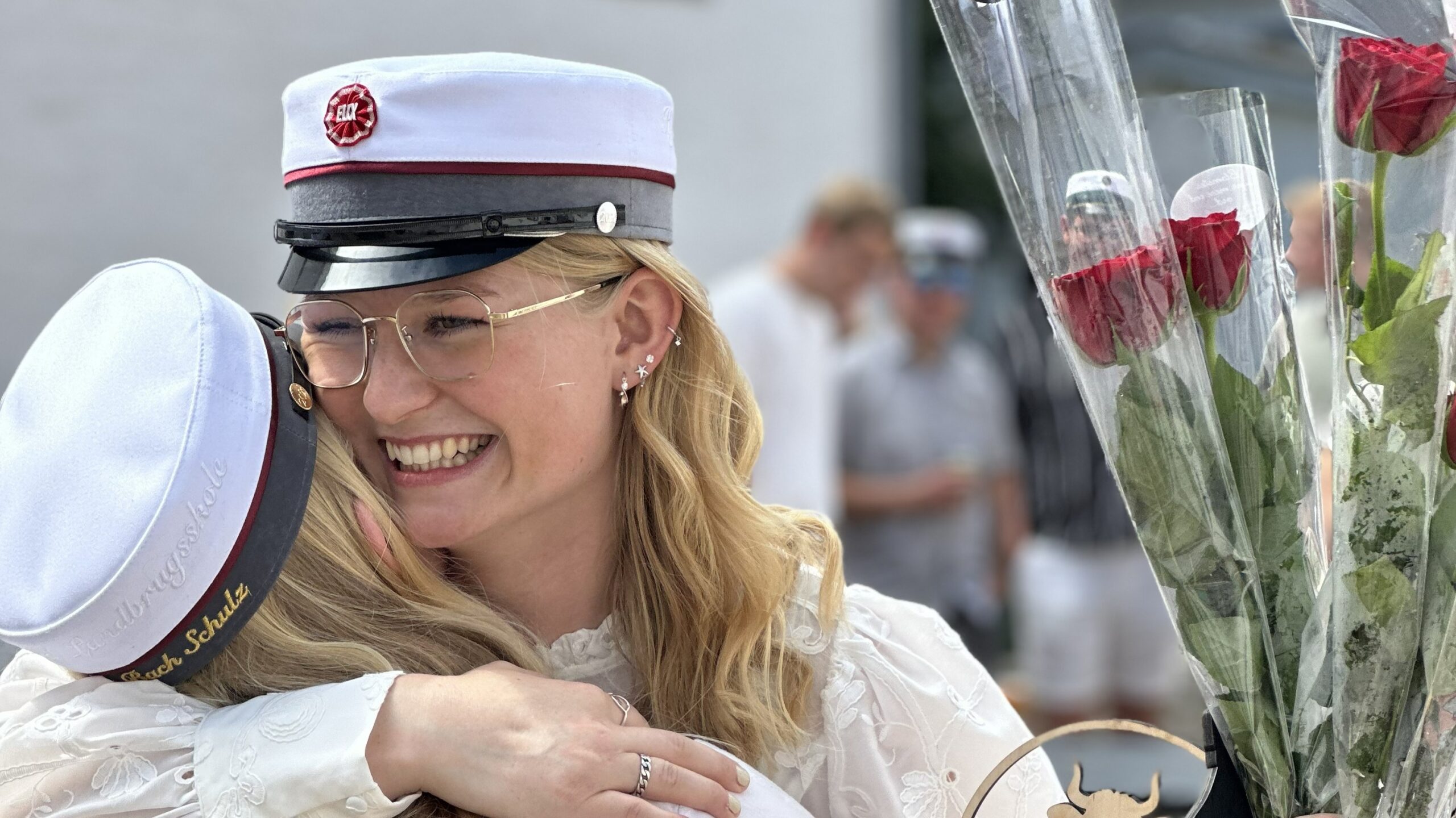 Der var både smil og store kram, da de nyuddannede landmænd kunne ønske hinanden tillykke med den grønne hue efter dimissionen på Kjærgård Landbrugsskole.