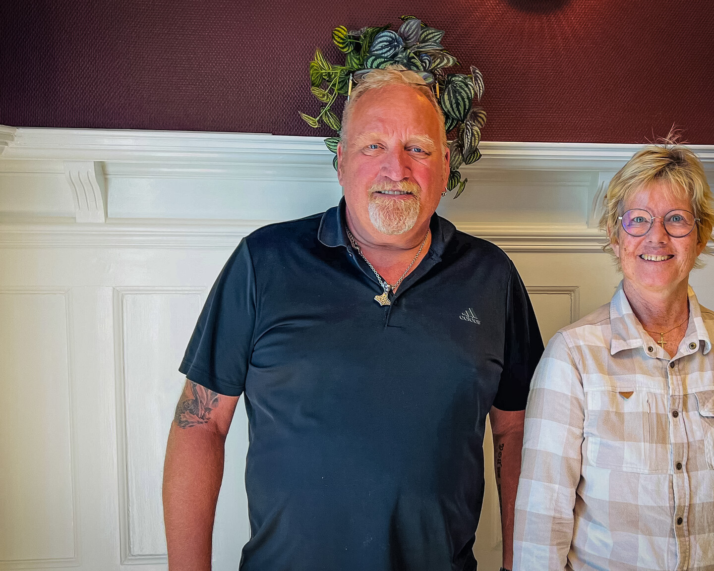 Jan Sloth Gjørtsvang og Tina Bau har begge oplevet, hvor hurtigt den digitale udvikling går. Derfor handler undervisningen om at skabe tryghed i mødet med nye løsninger. Foto: FOF Sydvestjylland.