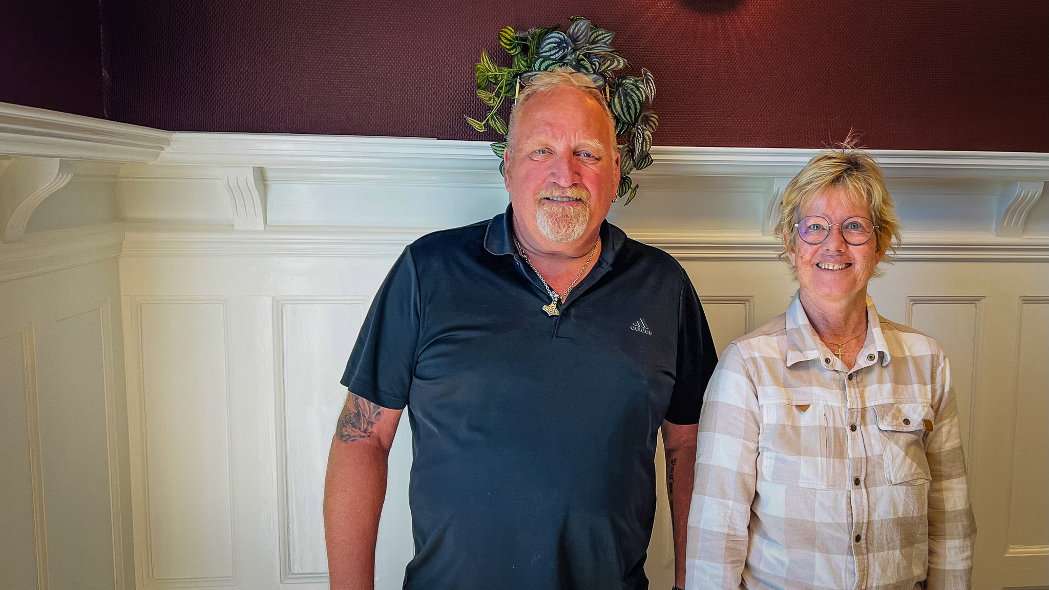 Jan Sloth Gjørtsvang og Tina Bau har begge oplevet, hvor hurtigt den digitale udvikling går. Derfor handler undervisningen om at skabe tryghed i mødet med nye løsninger. Foto: FOF Sydvestjylland.