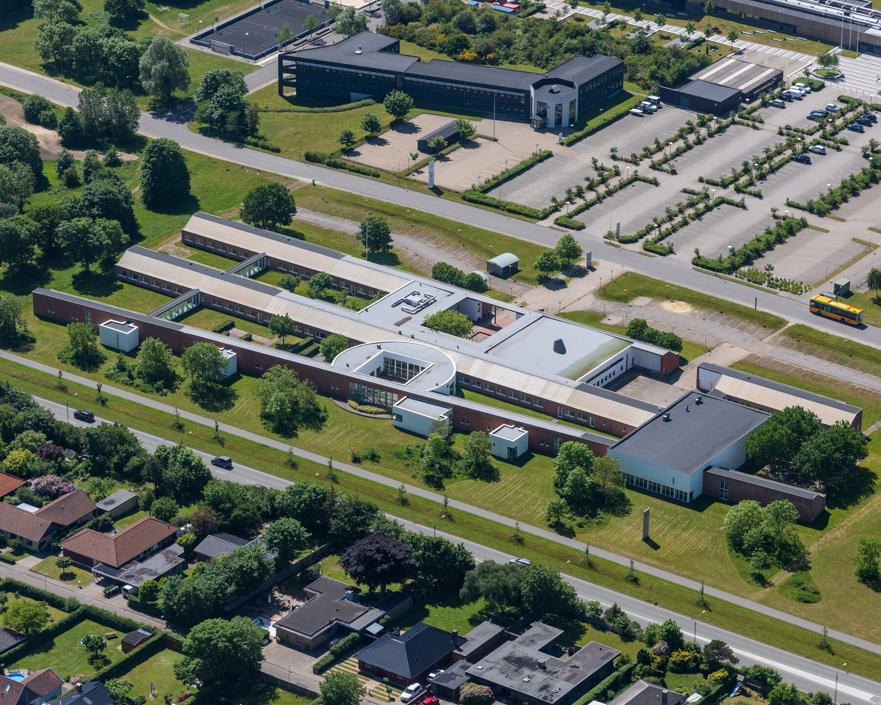 Esbjerg Kommune har købt den tidligere SDU-bygning på Niels Bohrs Vej. Nu kan 265 medarbejdere i Familierådgivningen samles igen. Foto: Freja Ejendomme.