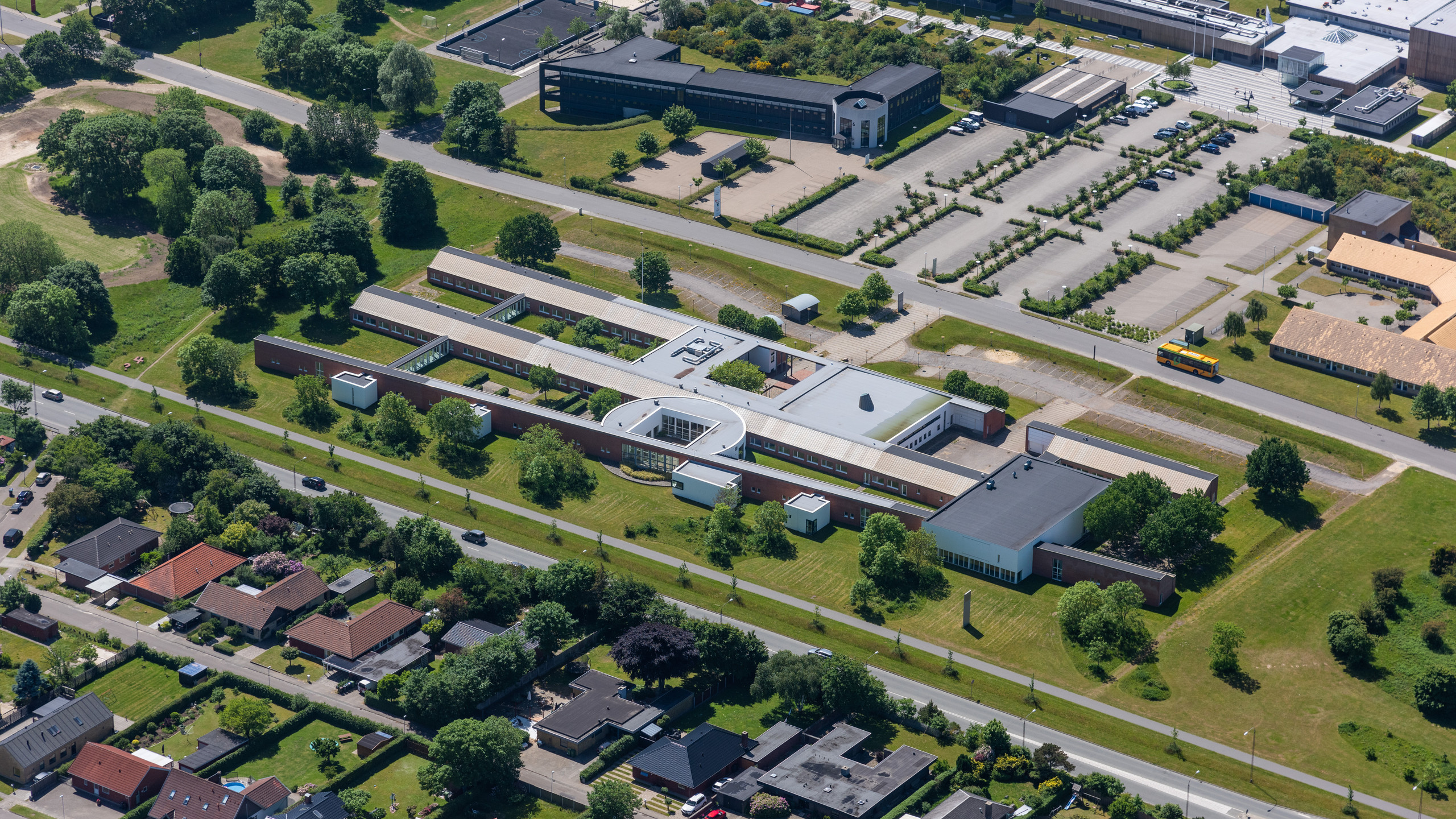 Esbjerg Kommune har købt den tidligere SDU-bygning på Niels Bohrs Vej. Nu kan 265 medarbejdere i Familierådgivningen samles igen. Foto: Freja Ejendomme.