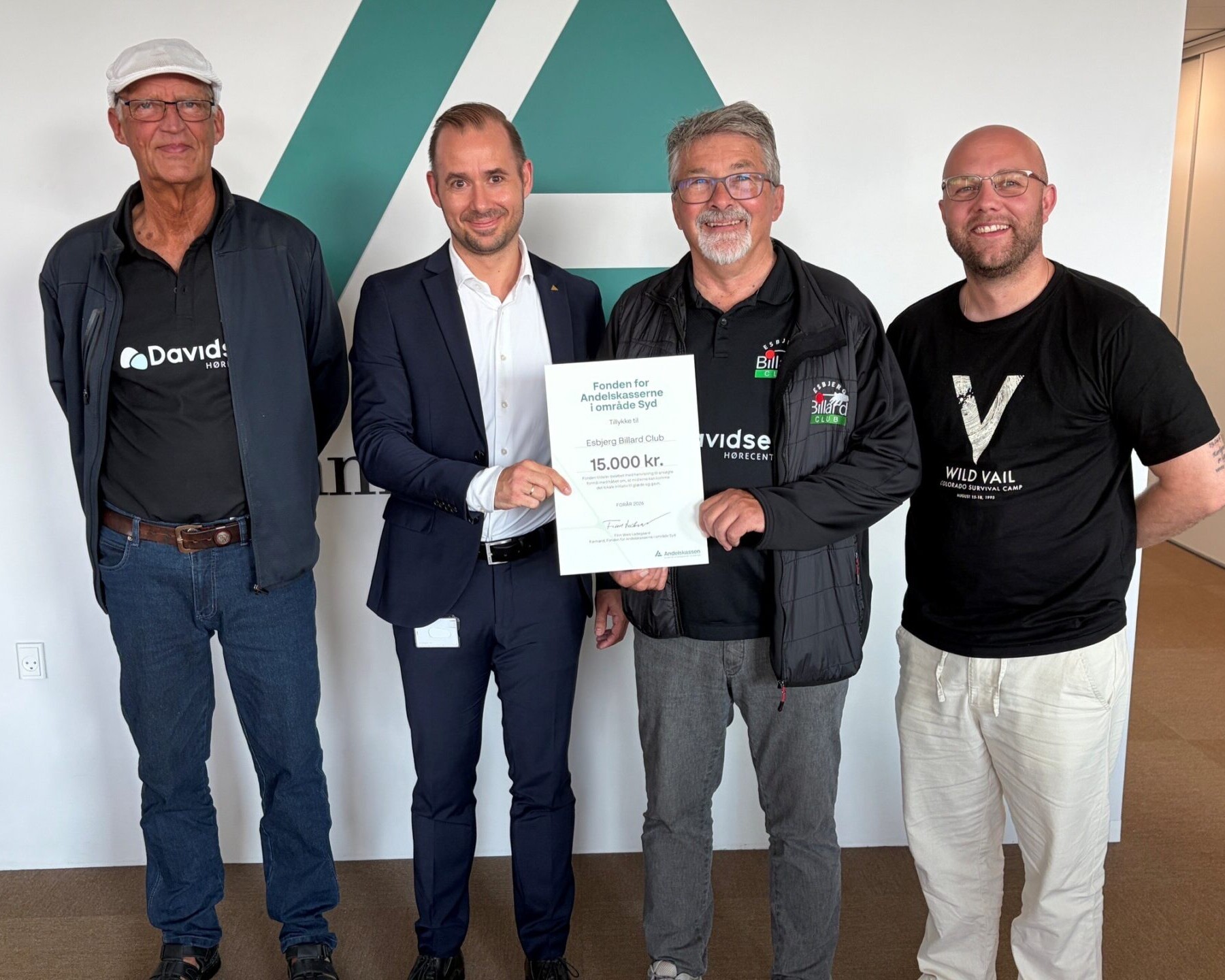 Repræsentanter fra Esbjerg Billard Club sammen med Michael Bitsch Jakobsen(midten til venstre), centerdirektør i Andelskassen i Esbjerg. Pressefoto.