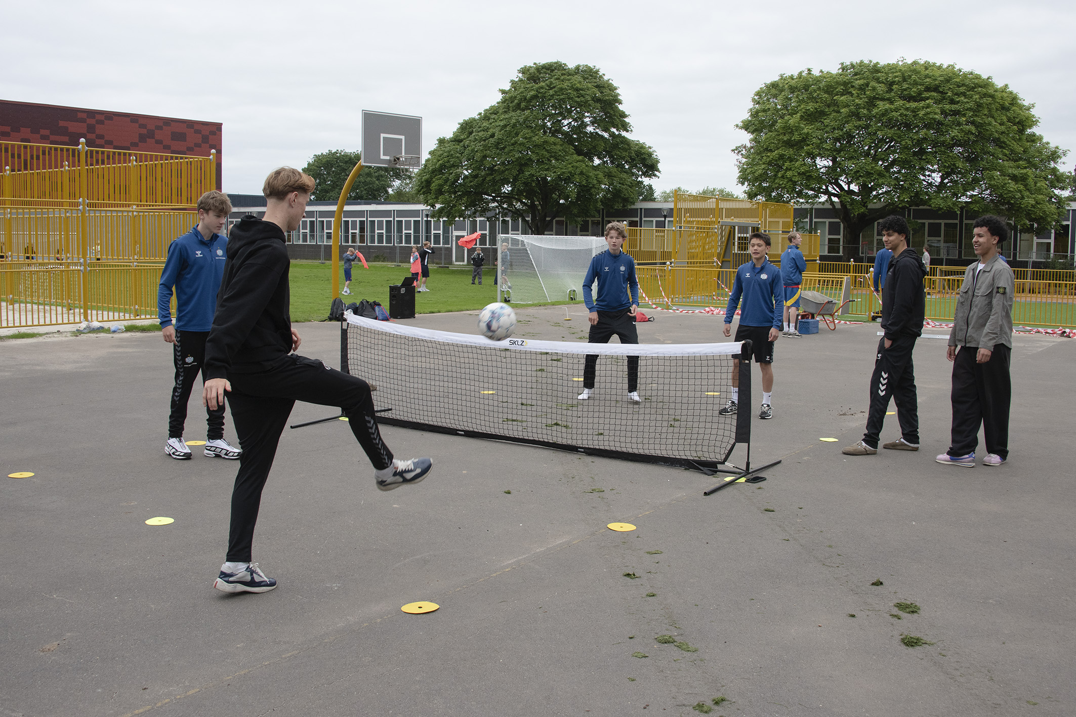 Tirsdag fik eleverne på den brasilianske fodboldlinje på Bakkeskolen lov til at teste den nye fodboldpark. Foto: Esbjerg Kommune