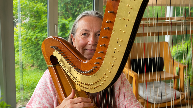 Lene Sollied Mouritzen har spillet harpe det meste af sit liv. Fascinationen begyndte som 10-årig under en forestilling af Nøddeknækkeren på Det Kongelige Teater. Privatfoto.