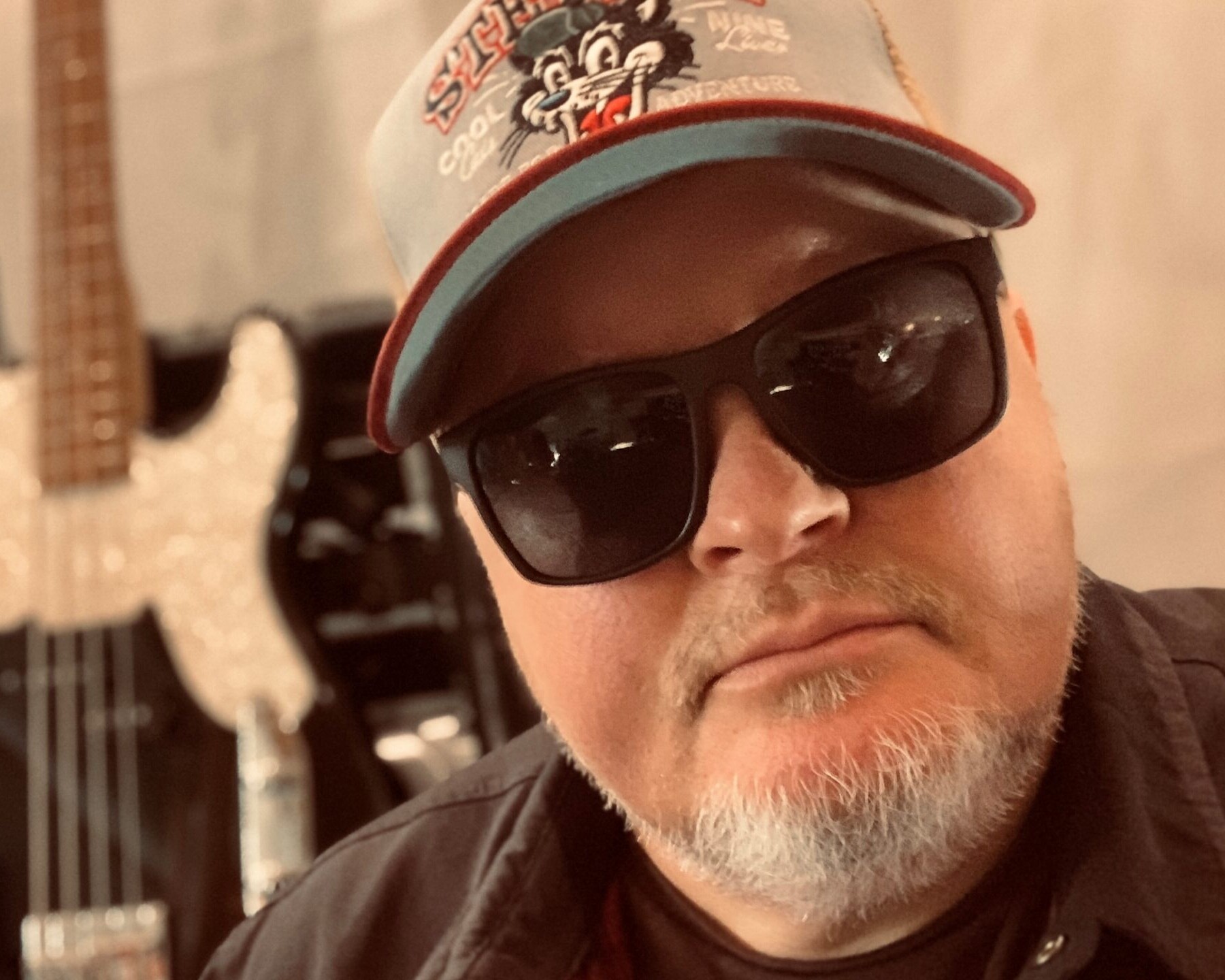 - Det skal ikke bare være som at høre pladen, når vi spiller live. Så kan man jo lige så godt bare sætte pladen på. Livemusik skal være levende. Det ligger lidt i ordet, siger Johnny Houmark. PR-foto.