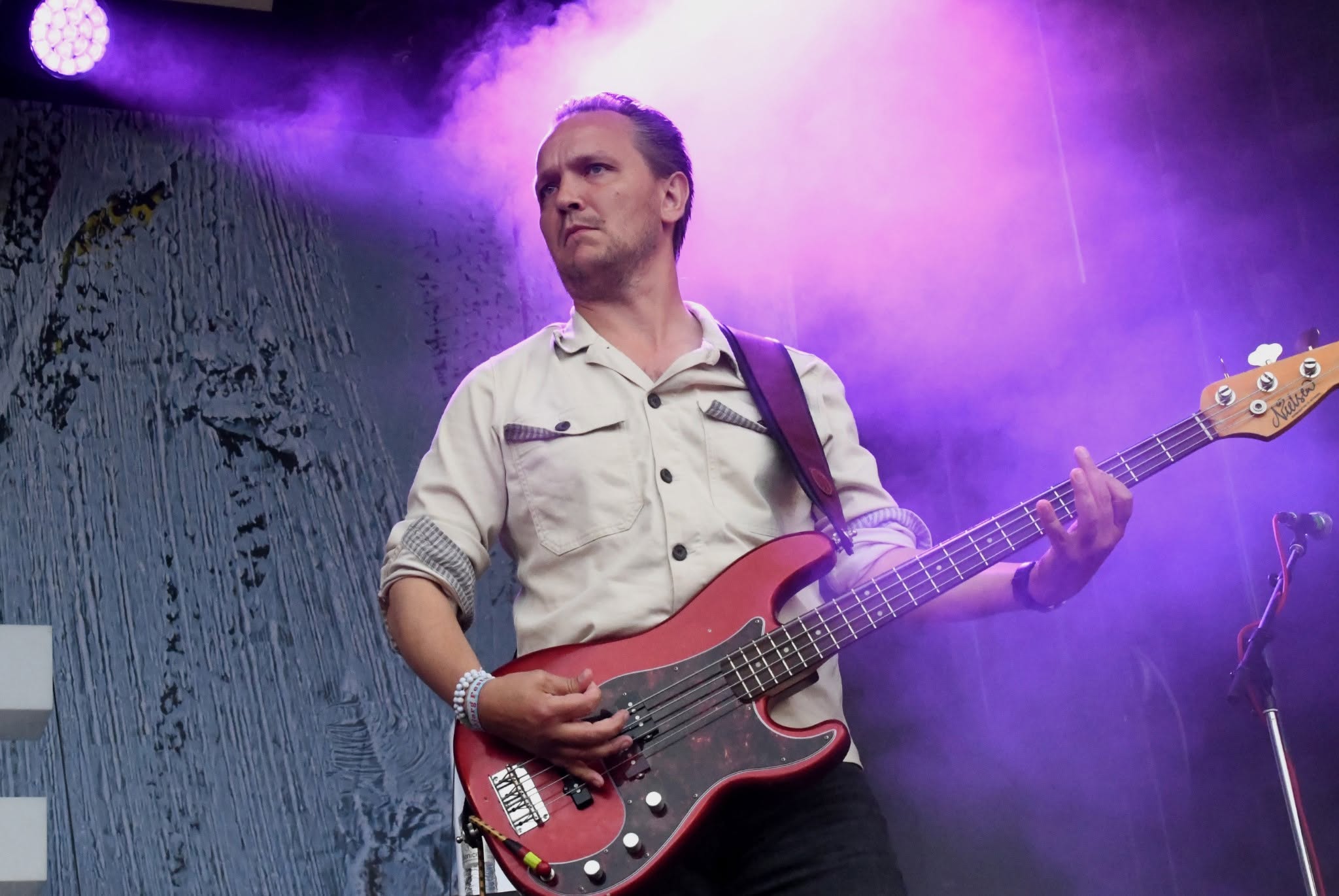 Niels Kvist, der også rimer på Esbjerg, på bas i Madsen. Foto: Peter Langwithz Smith.