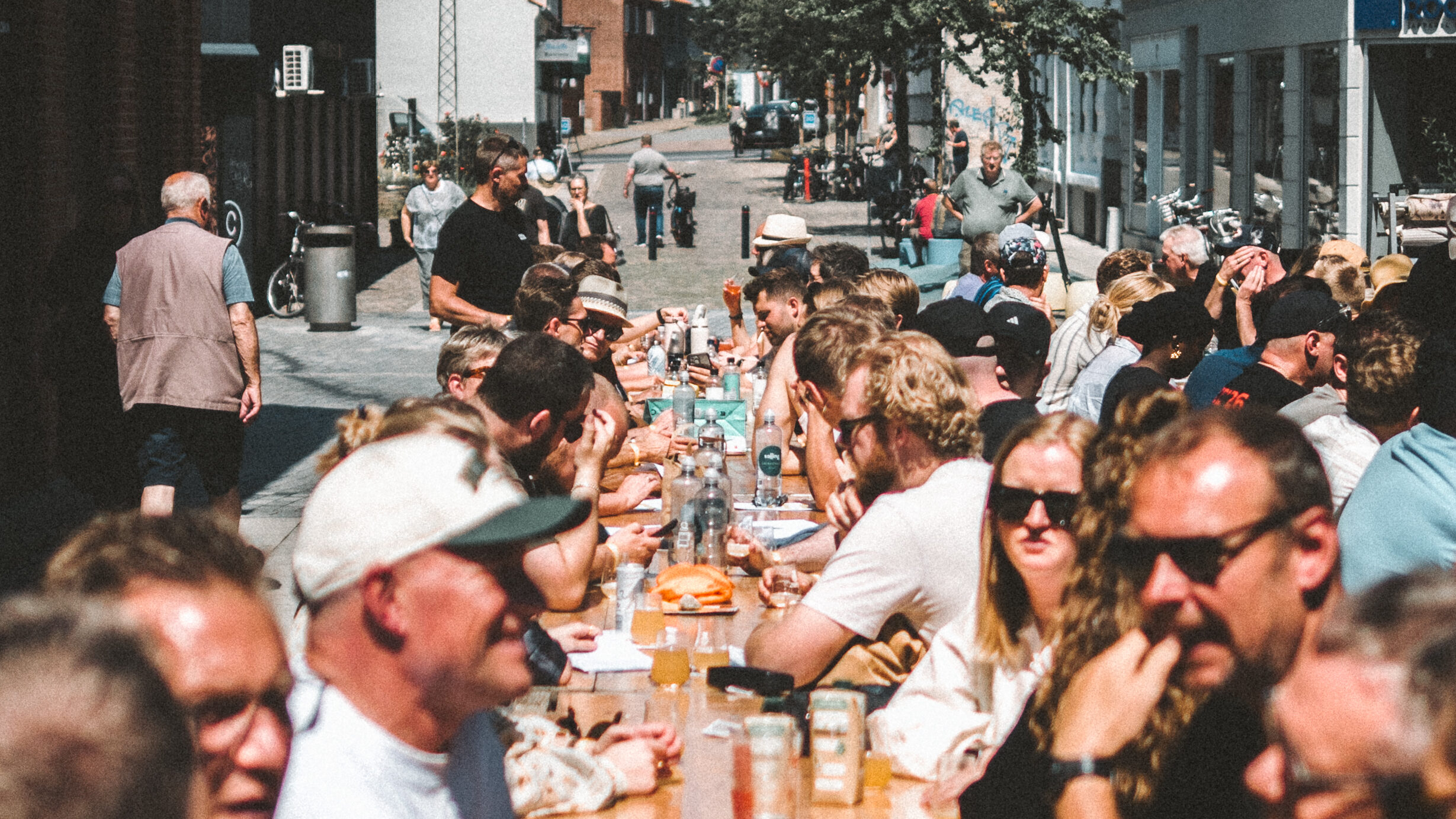 De lange fællesborde i Jyllandsgade dannede rammen om en solrig eftermiddag med specialøl, mad og fællesskab.