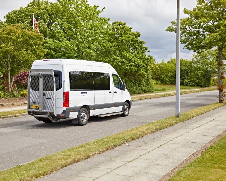 Fra den 28. juni kan borgere i St. Darum, Vejrup, Endrup og Grimstrup benytte nye flexruter til Esbjerg. Turene skal bestilles på forhånd og kører mellem faste stoppesteder og Esbjerg Busterminal. Pressefoto: Sydtrafik.