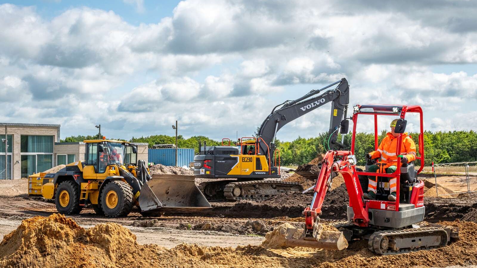 Den elektriske gravemaskine og gummiged arbejdede næsten lydløst under byggemodningen af de 20 nye parcelhusgrunde i Breinholtparken.