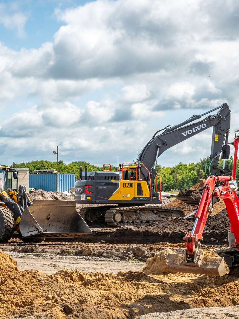Den elektriske gravemaskine og gummiged arbejdede næsten lydløst under byggemodningen af de 20 nye parcelhusgrunde i Breinholtparken.