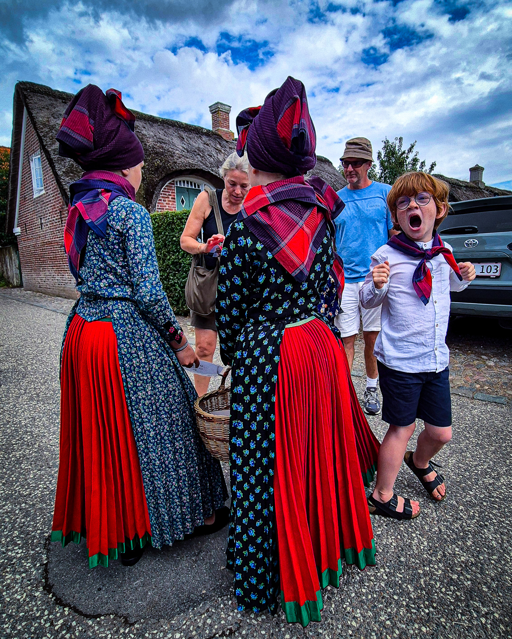 Fanøs karakteristiske egnsdragter har rødder tilbage til 1700-tallet og blev båret som hverdagstøj helt op i 1950'erne. I dag lever traditionen videre ved blandt andet Sønderhodag, hvor både børn og voksne iklæder sig dragterne.
