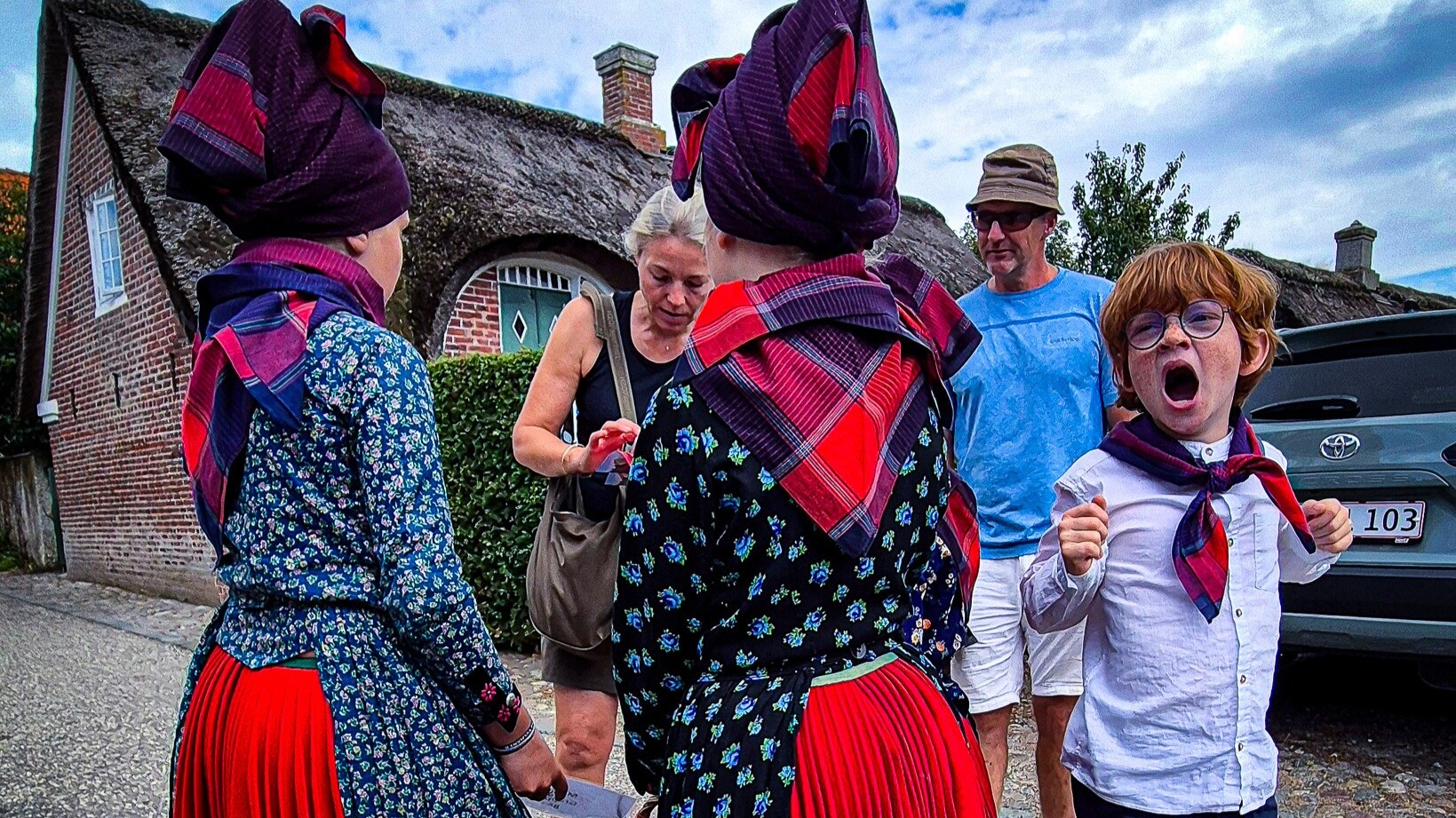 Der er også plads til grin mellem de traditionsrige indslag. Dagens yngste deltagere er med til at skabe den særlige stemning i Sønderho. Foto: Camilla Uth.
