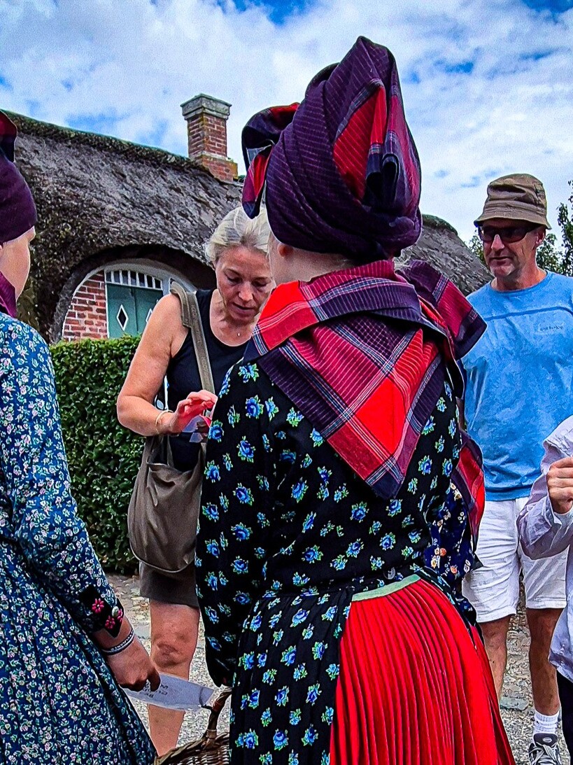 Traditionerne lever videre gennem de yngste. Børnene er en naturlig del af Sønderhodag, hvor de bærer dragterne med samme selvfølgelighed, som generationerne før dem. Foto: Camilla Uth.