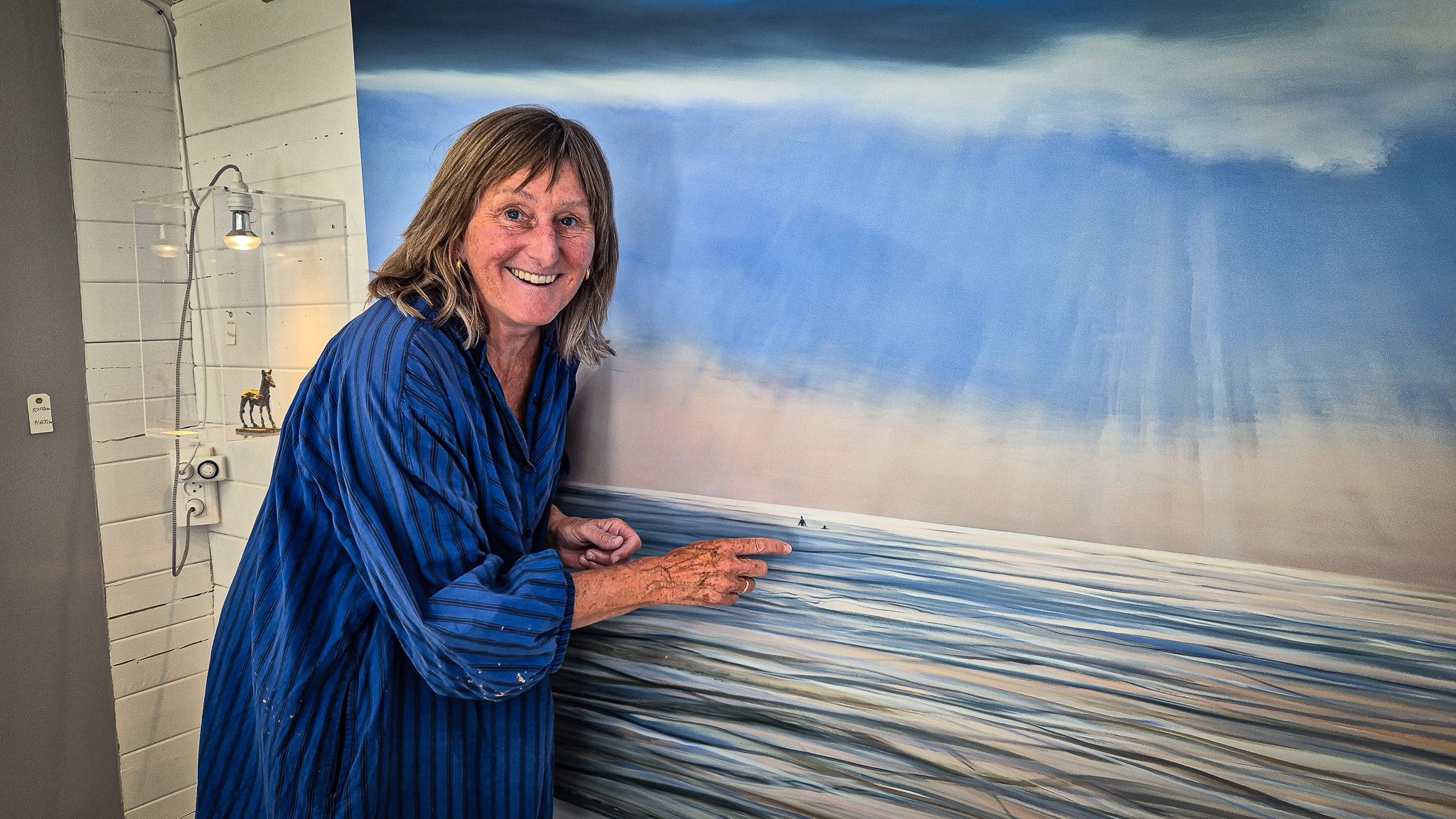 Landskabsmaler Tina Kolding finder stor inspiration i naturen omkring Sønderho og oplever, at landsbyens kultur og historie sætter sit præg på hendes kunst. Foto: Camilla Uth.