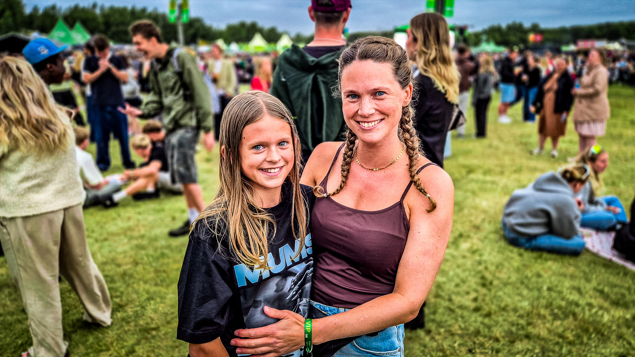 12-årige Luna Bækgaard og hendes mor, Natacha Bækgaard, tog turen fra Gl. Ry til Esbjerg, hvor en hemmeligholdt fødselsdagsgave blev til en uforglemmelig dag på Grøn. Foto: Camilla Uth.