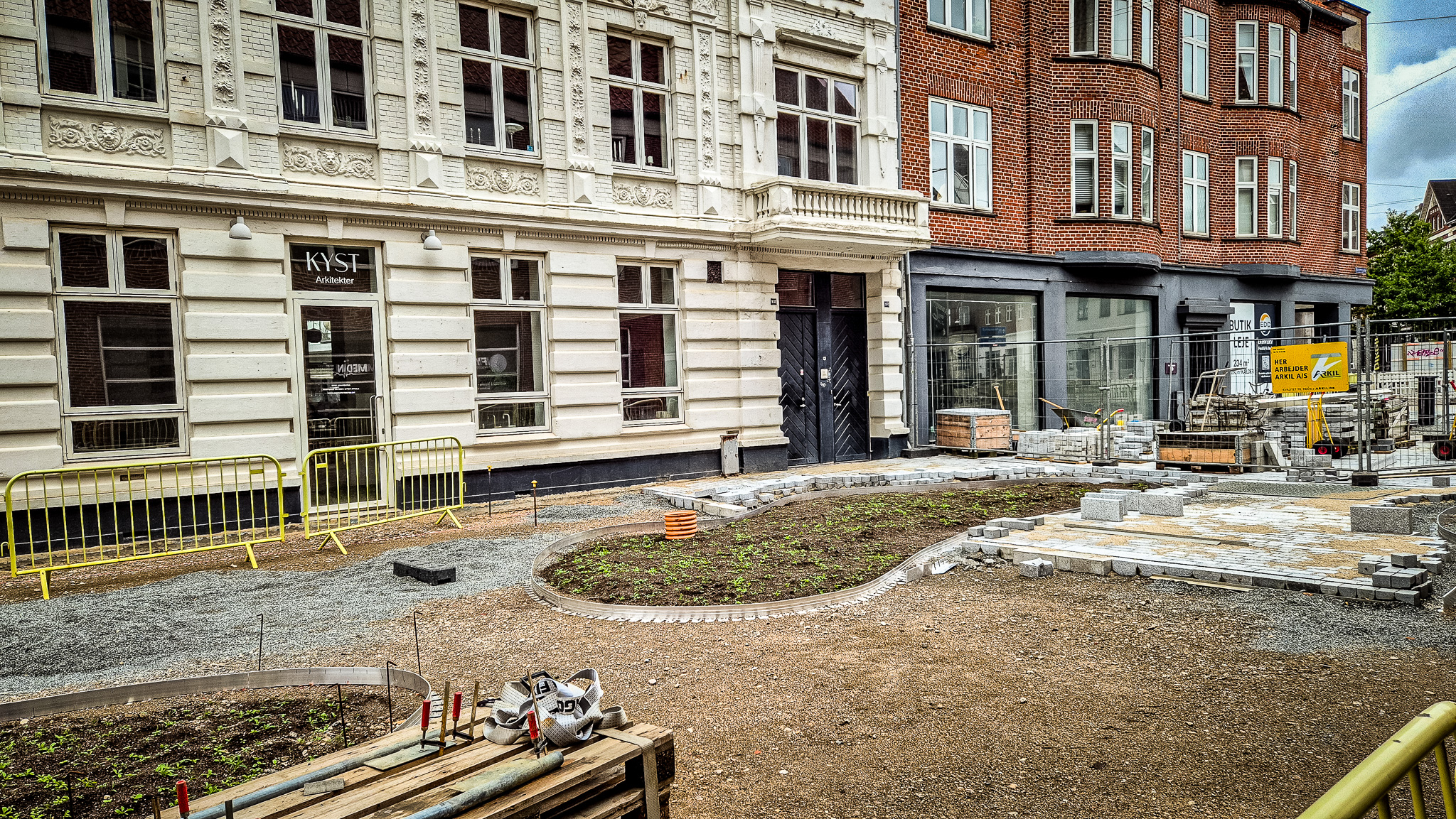De kommende plantebede og opholdsområder begynder nu at tegne det nye byrum ved Kleveparken. Foto: Camilla Uth.