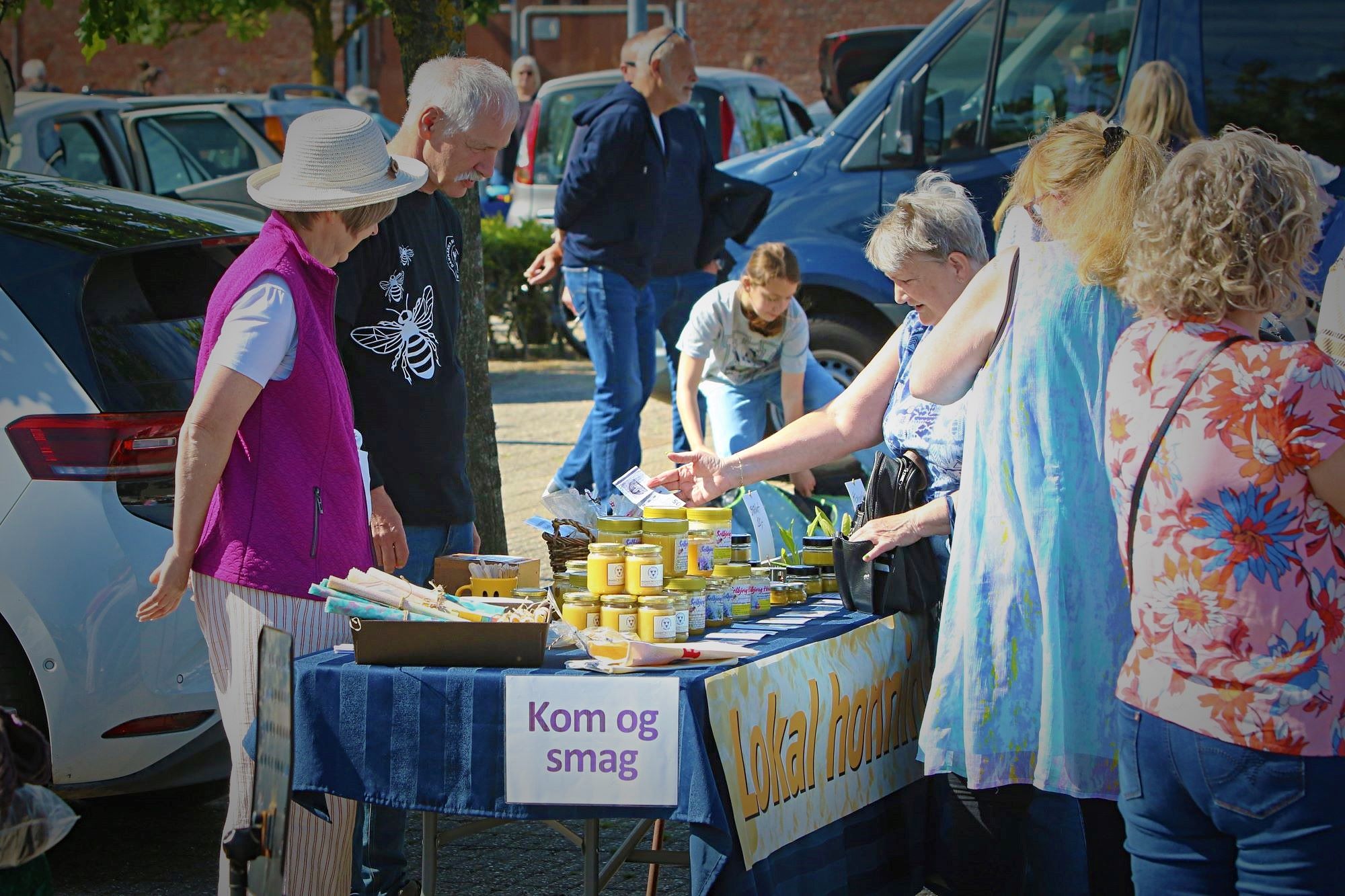 Man kan møde parret - og købe produkterne - ved sommermarkederne foran Sædding Centret - næste gang lørdag den 1. august. Foto: Johnny Tauman.