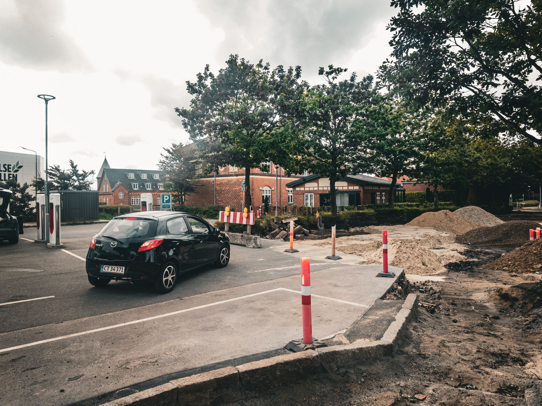 Bilister henvises nu til p-pladsen ved den gamle toldbygning på Adgangsvejen, hvorfra der er stiforbindelse til Bomholts Plads. Foto: Fjodor Pedersen.