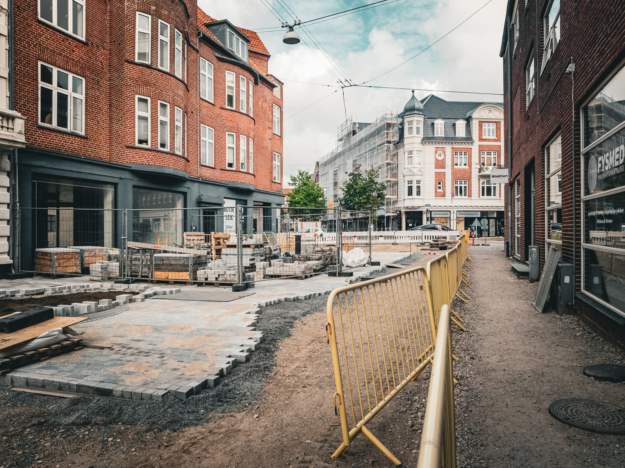 I Kongensgade lægger man nu samme slags sten som i resten af gågaden, men med flere grønne oaser. Foto: Fjodor Pedersen.