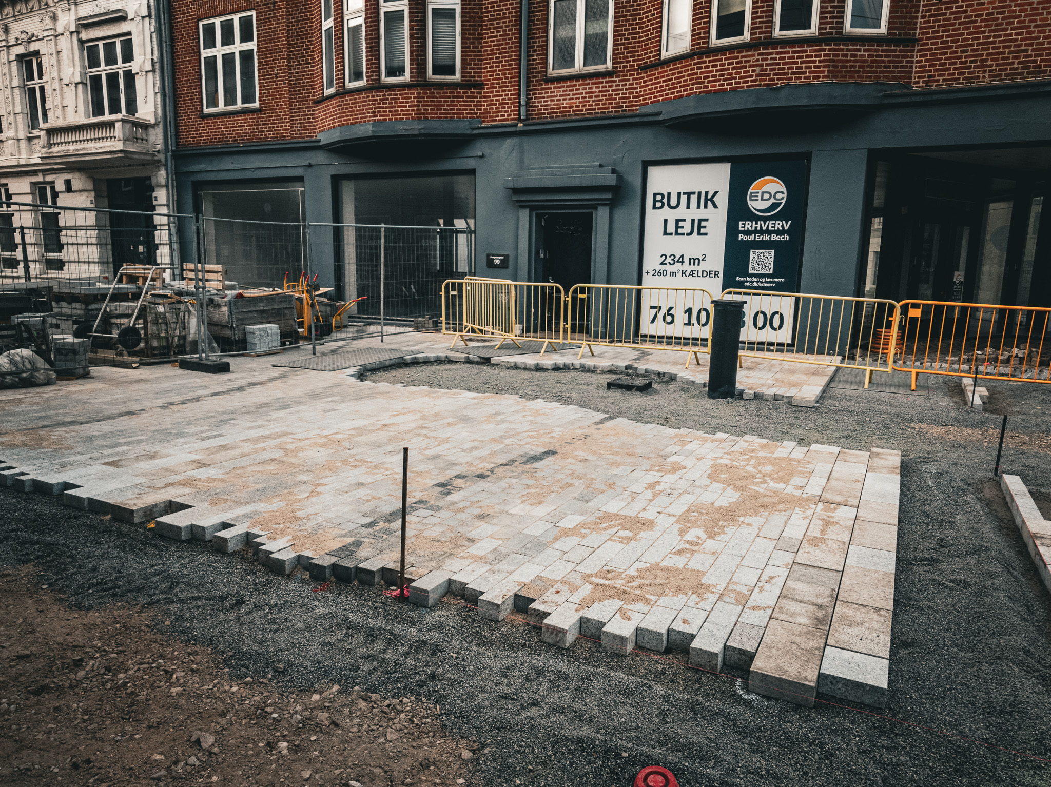 Da Kongensgade fik ny belægning mellem 2014 og 2020 var Strandbystrøget oprindeligt en del af projektet, men blev droppet. Efter forskellige byrumsforsøg har man nu valgt at skabe synergi med resten af Kongensgade. Foto: Fjodor Pedersen.