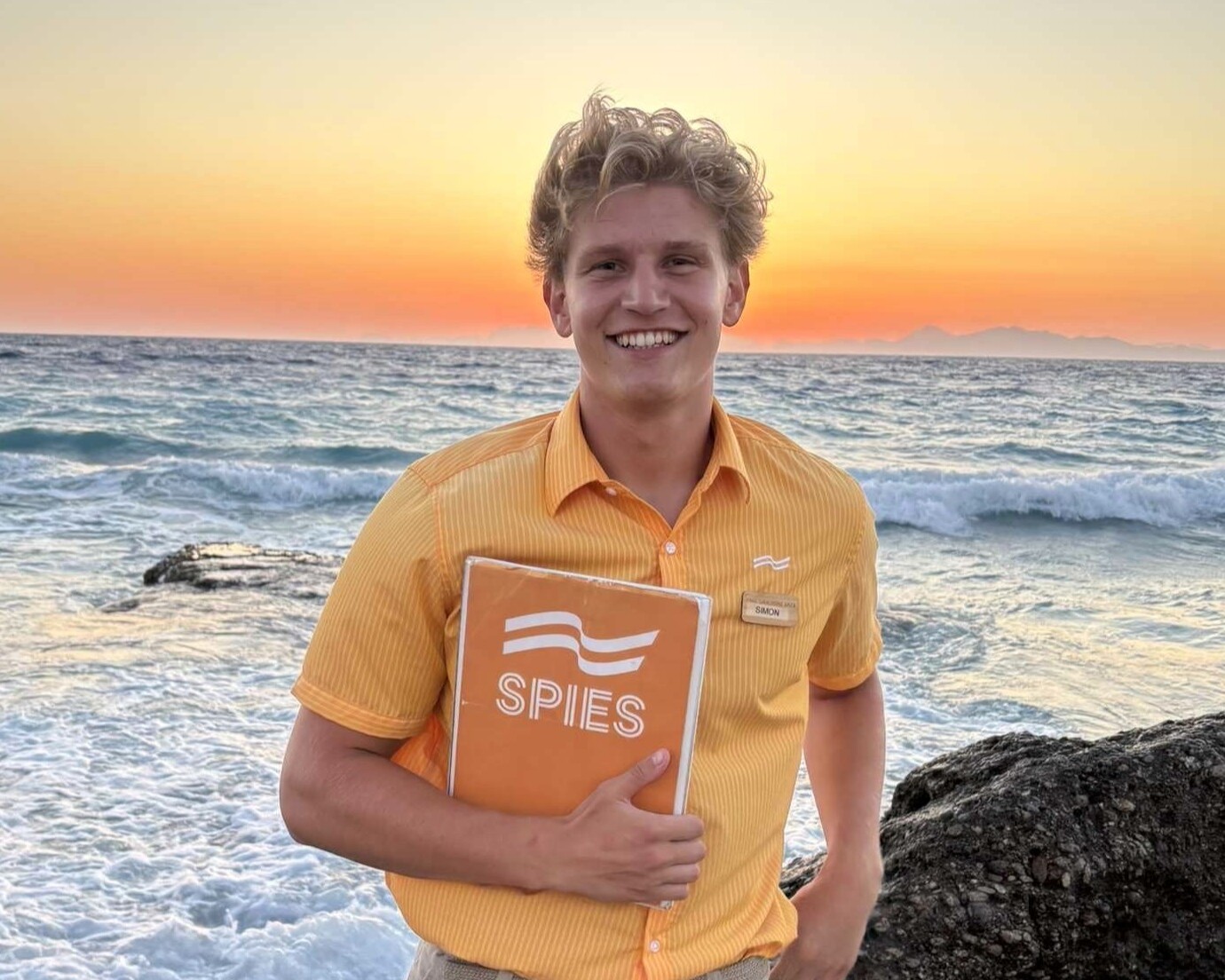 21-årige Simon Wyrzykowski fra Esbjerg arbejder som guide på Mallorca, hvor han blandt andet tager imod danske feriegæster i Palma Lufthavn. Privatfoto.