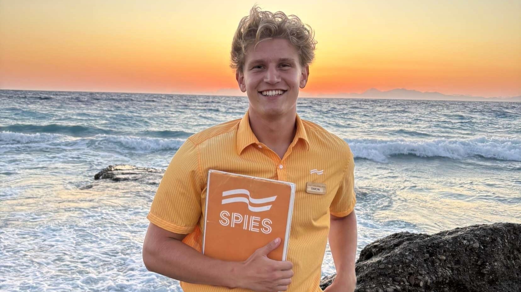 21-årige Simon Wyrzykowski fra Esbjerg arbejder som guide på Mallorca, hvor han blandt andet tager imod danske feriegæster i Palma Lufthavn. Privatfoto.