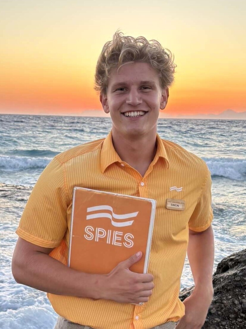 21-årige Simon Wyrzykowski fra Esbjerg arbejder som guide på Mallorca, hvor han blandt andet tager imod danske feriegæster i Palma Lufthavn. Privatfoto.
